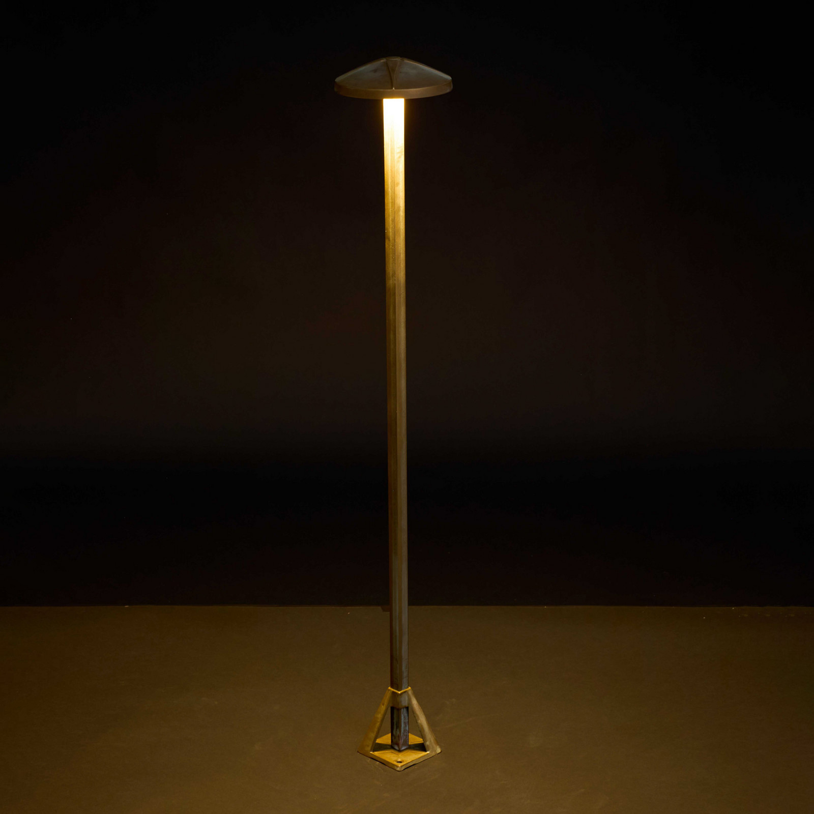 Moretti Luce LED осветление за пътеки „Aura Disk“, височина 80 см, античен месинг, IP65