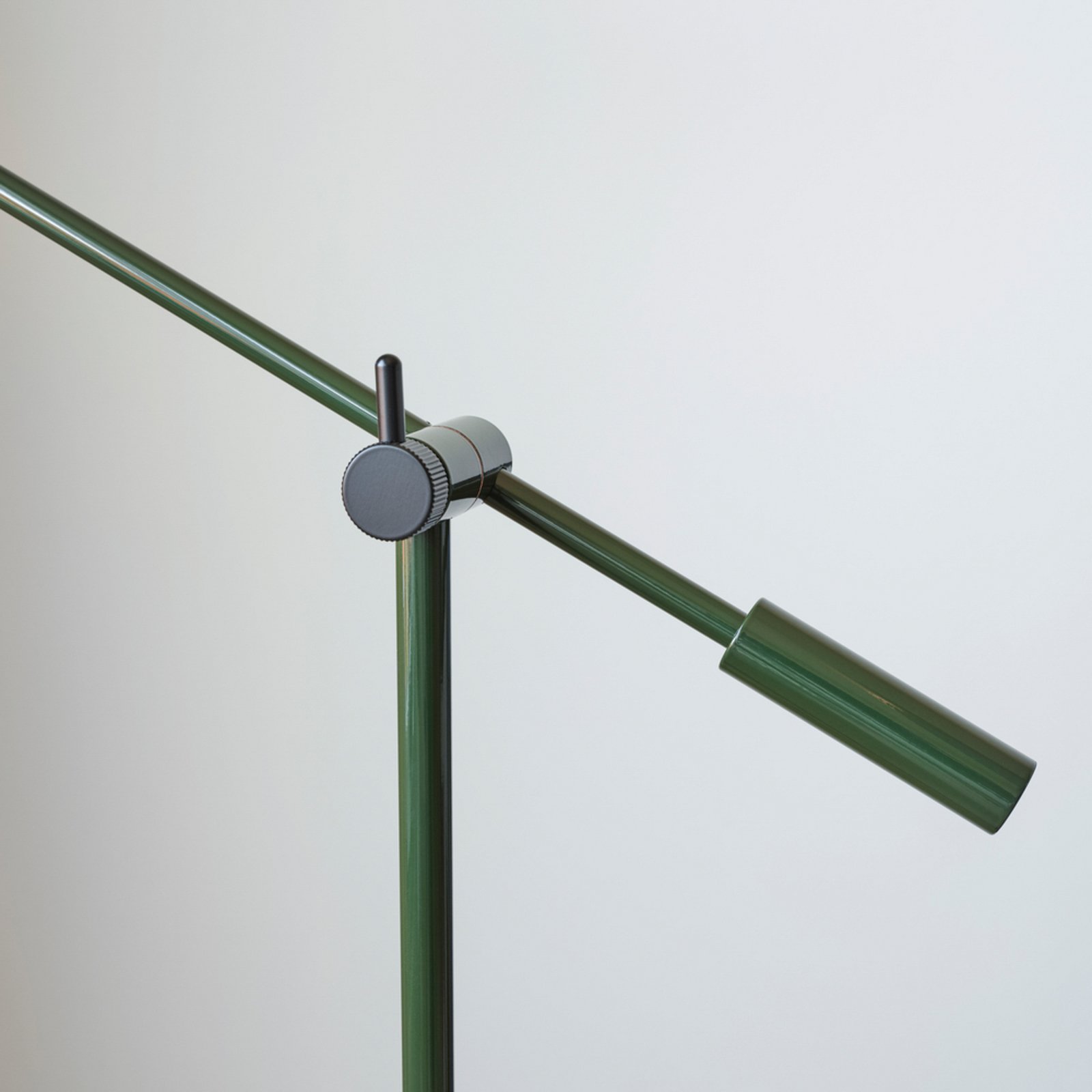 Cato vloerlamp bosgroen/zwart hoogte 134 cm dimbaar - Belid Cato vloerlamp bosgroen/zwart hoogte 134 cm dimbaar - Belid