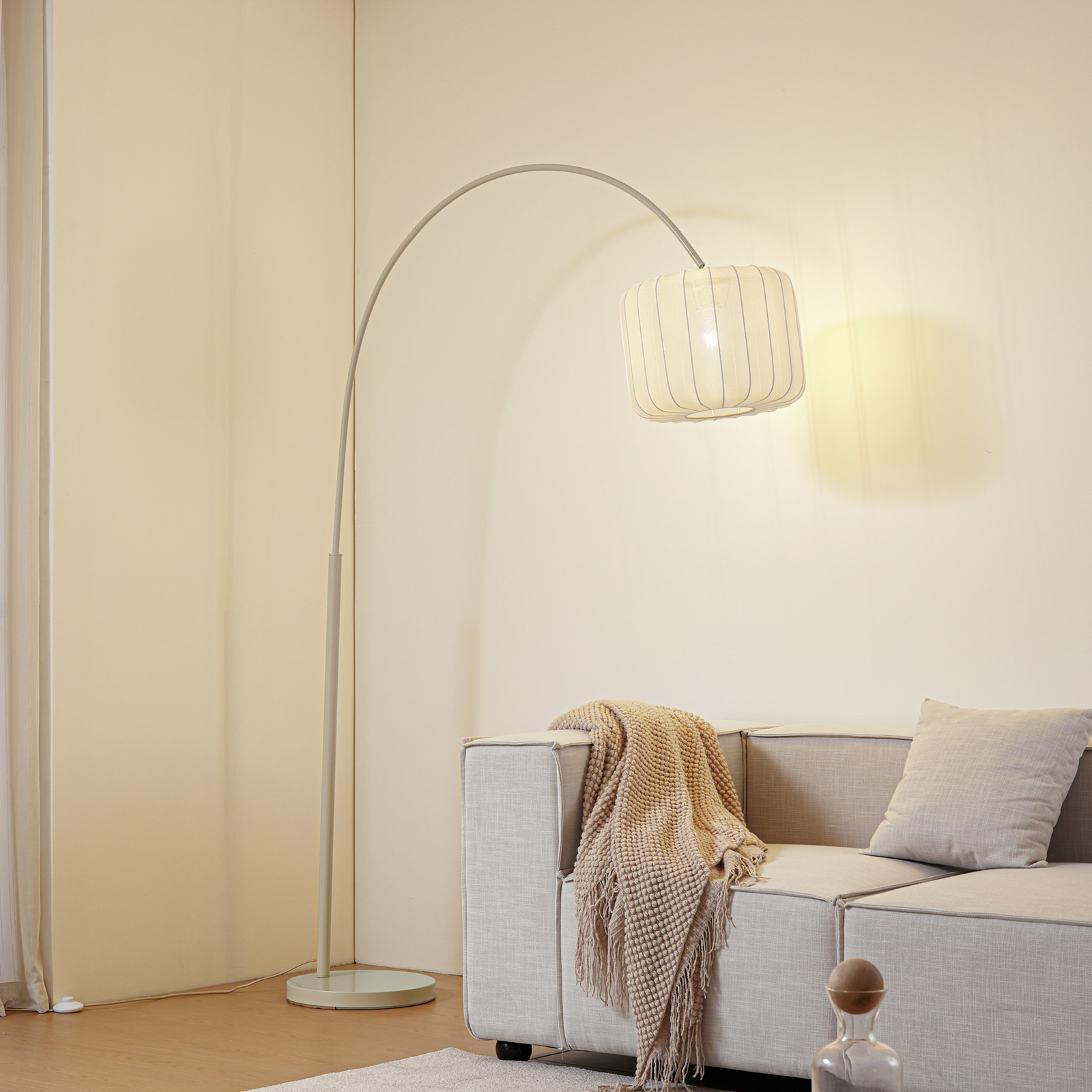 Lindby Bogenleuchte Helin, beige, Textil, Höhe 198,5 cm