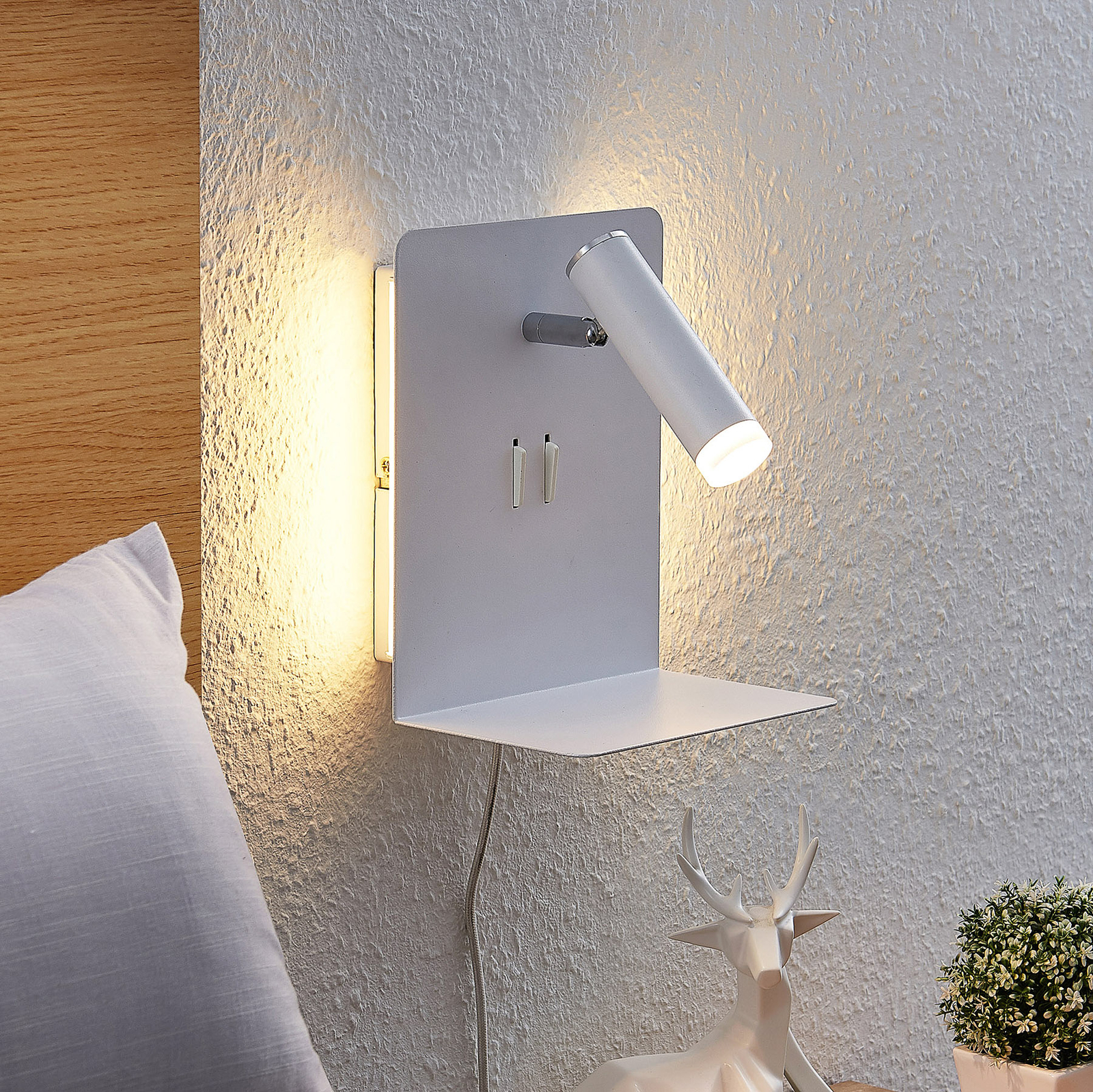 Lucande Zavi LED-veggspot med hylle, USB, hvit