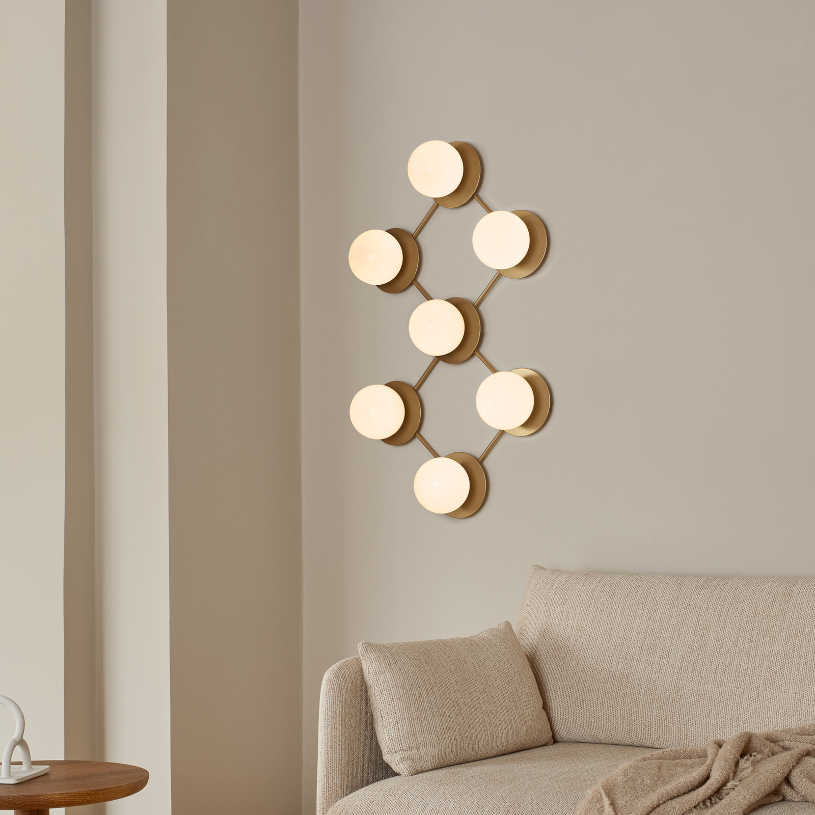 Liila 7 Wandlampe, 7-flammig, warmweiß, gold/opal - Nuura