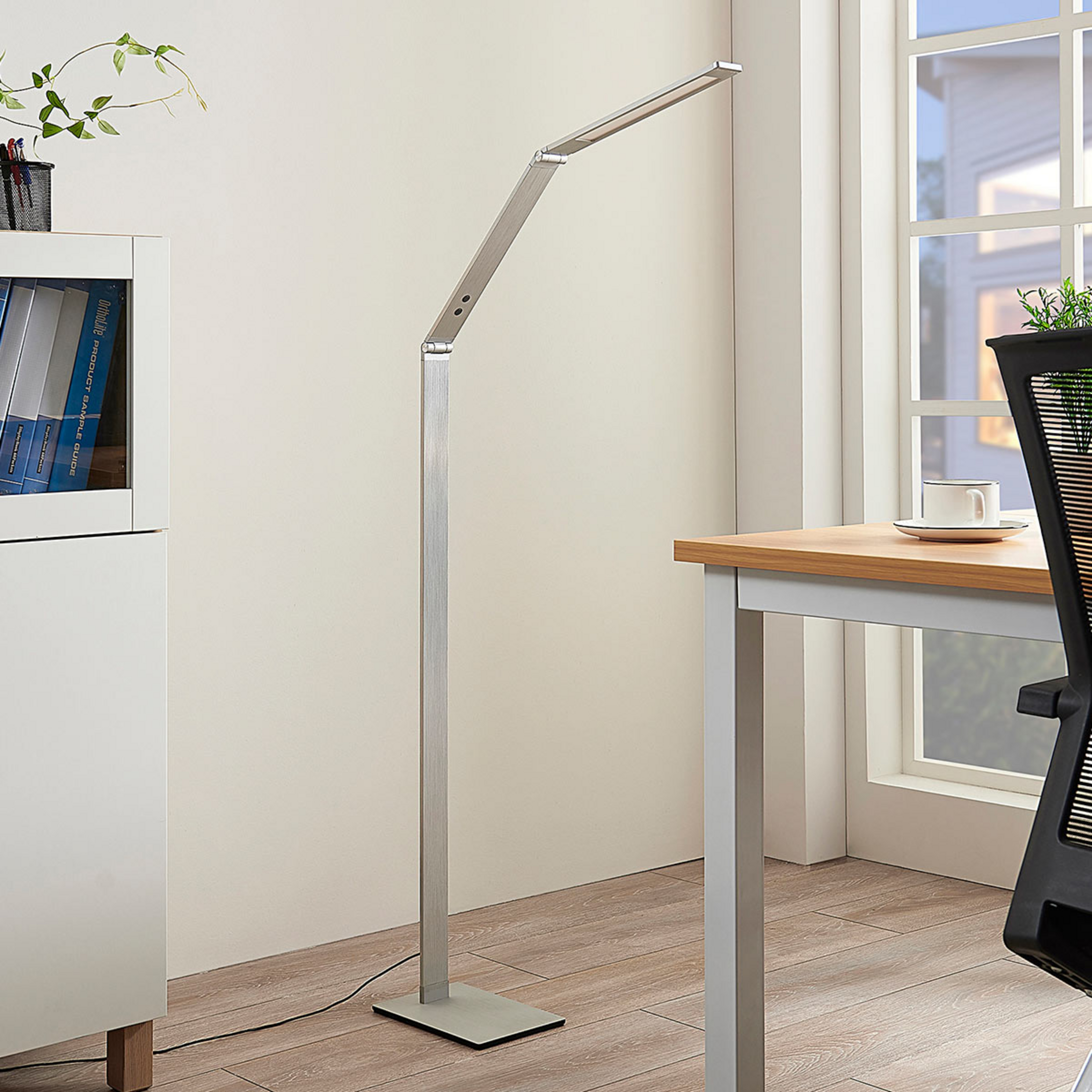 Lucande LED-gulvlampe Nicano, grå, metall, CCT, 125 cm