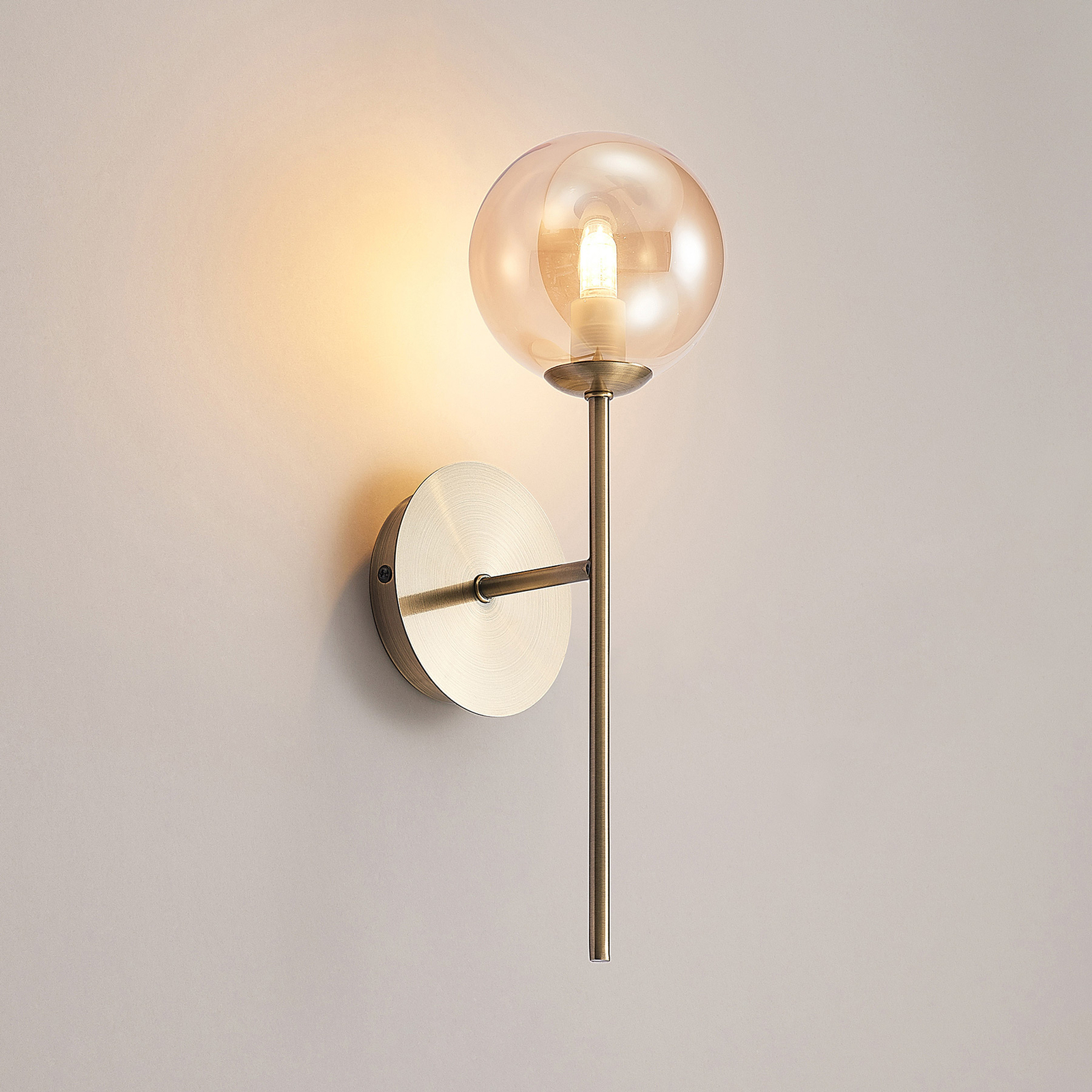 Lucande Wynona wall light, one-bulb antique brass