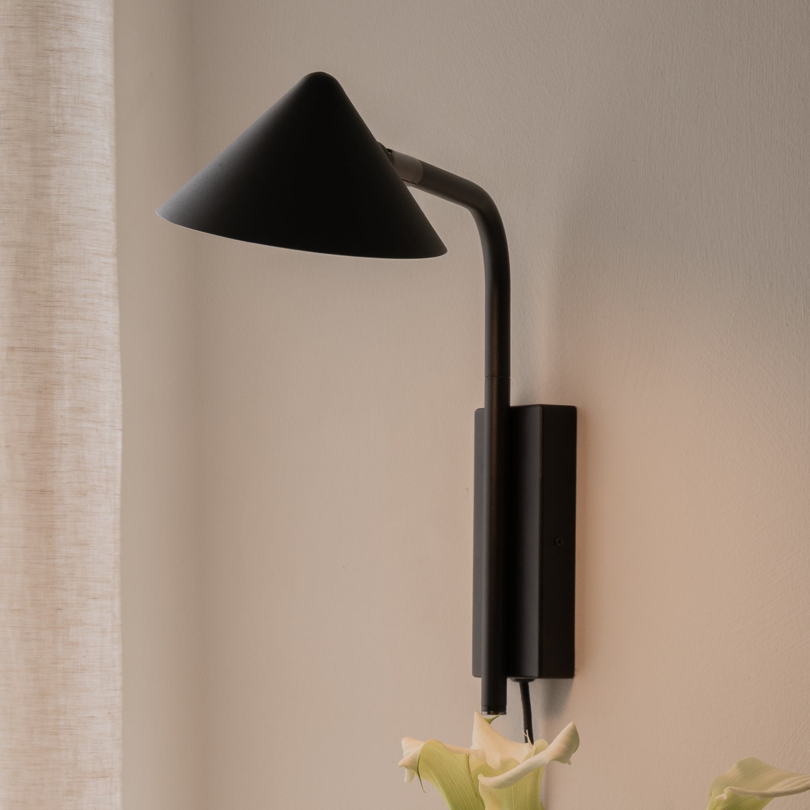 Applique Kuro, nera, 32 cm, con spina, G9 - Watt & Veke