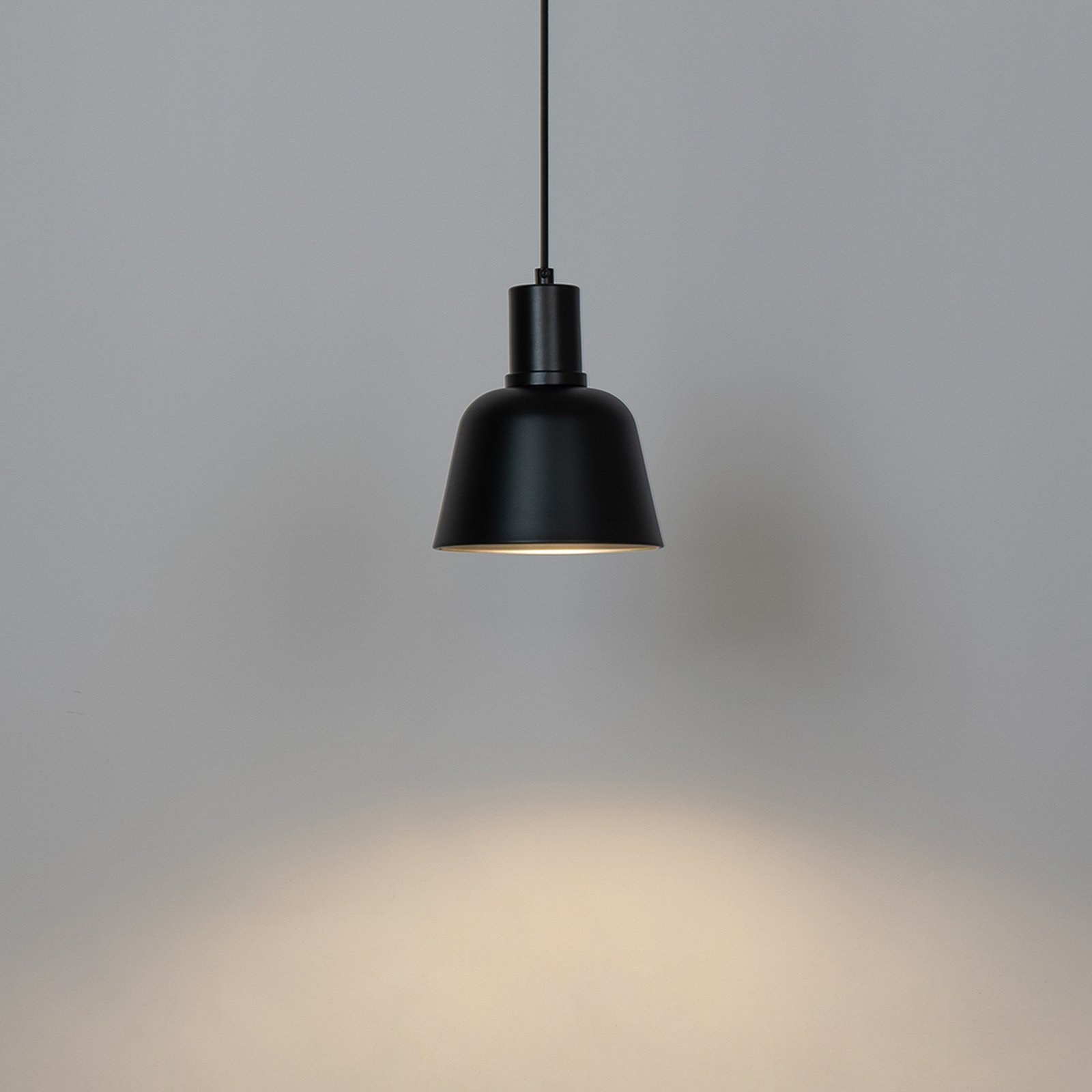 Lucande Servan-riippuvalaisin, musta, 1-lamppuinen