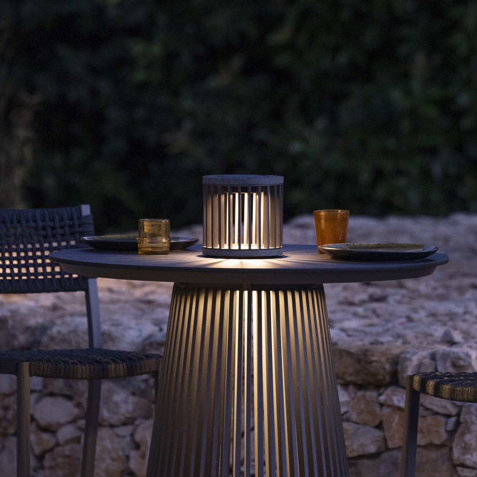 Les Jardins LED solar table lamp Halo, grey, aluminium/granite