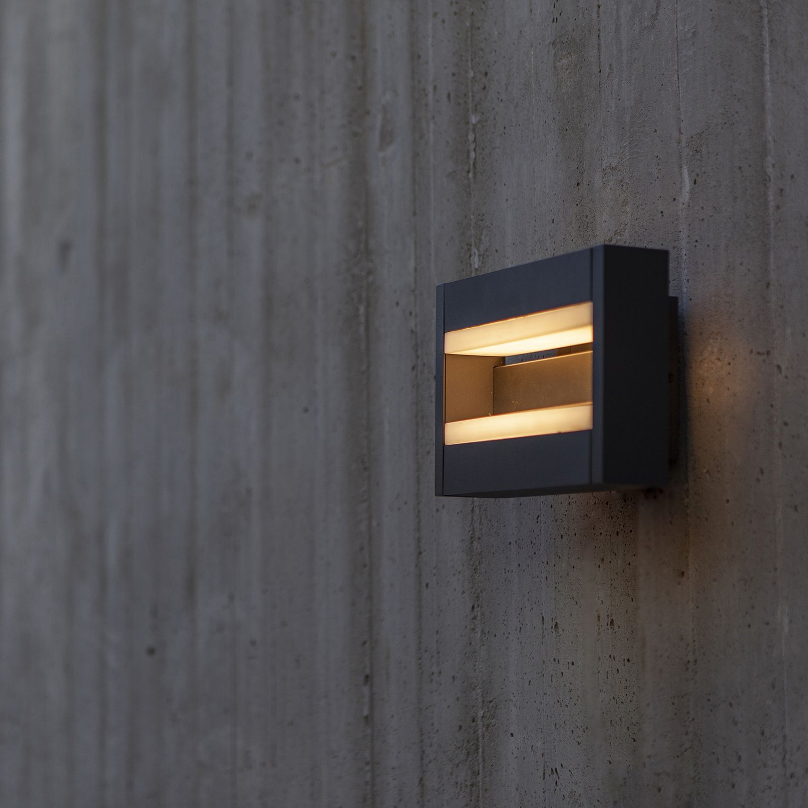 Conroy LED outdoor wall light, movable diffusers