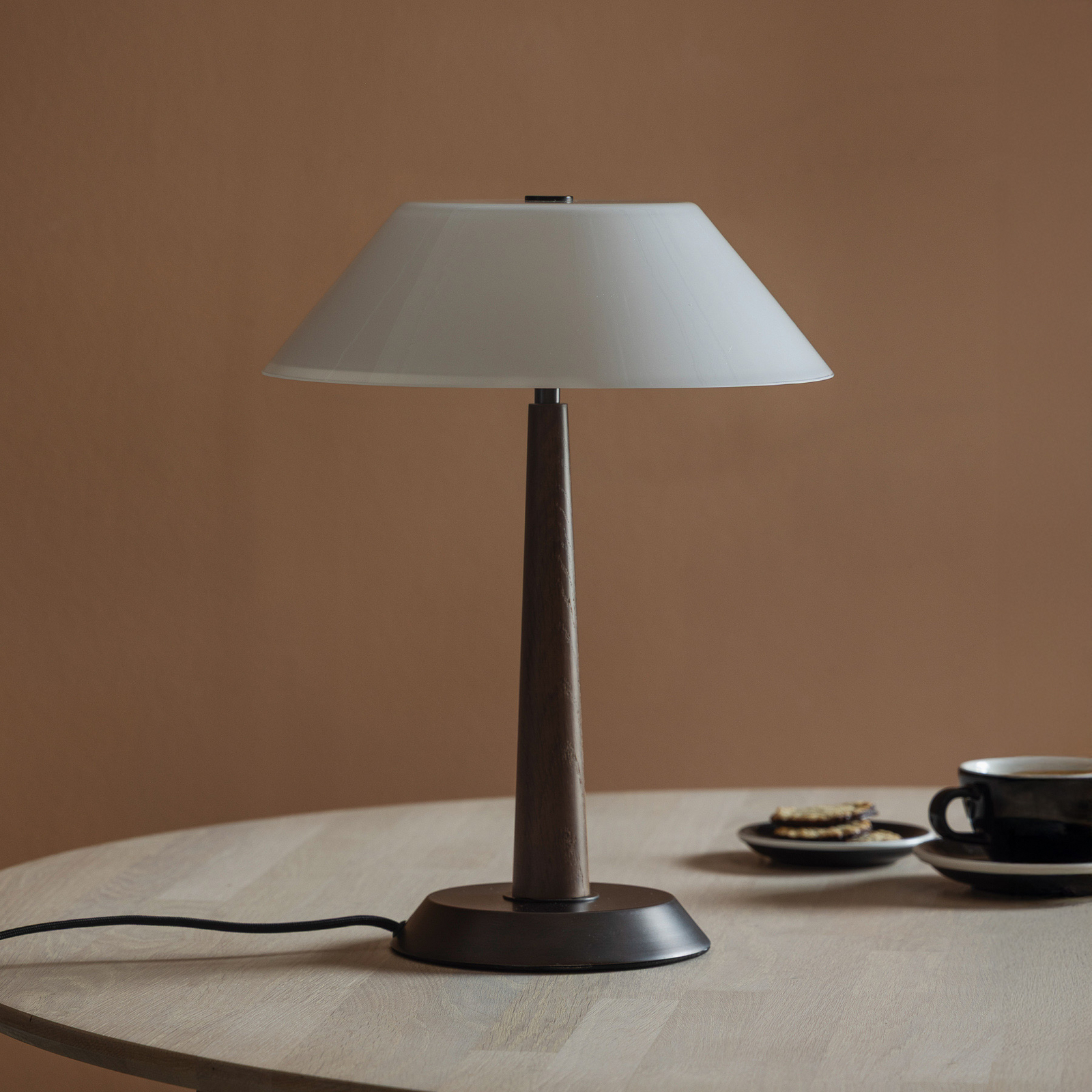 Lámpara de mesa Ligna, blanco/bronce/roble, 39 cm - Globen Lighting Lámpara de mesa Ligna, blanco/bronce/roble, 39 cm - Globen Lighting