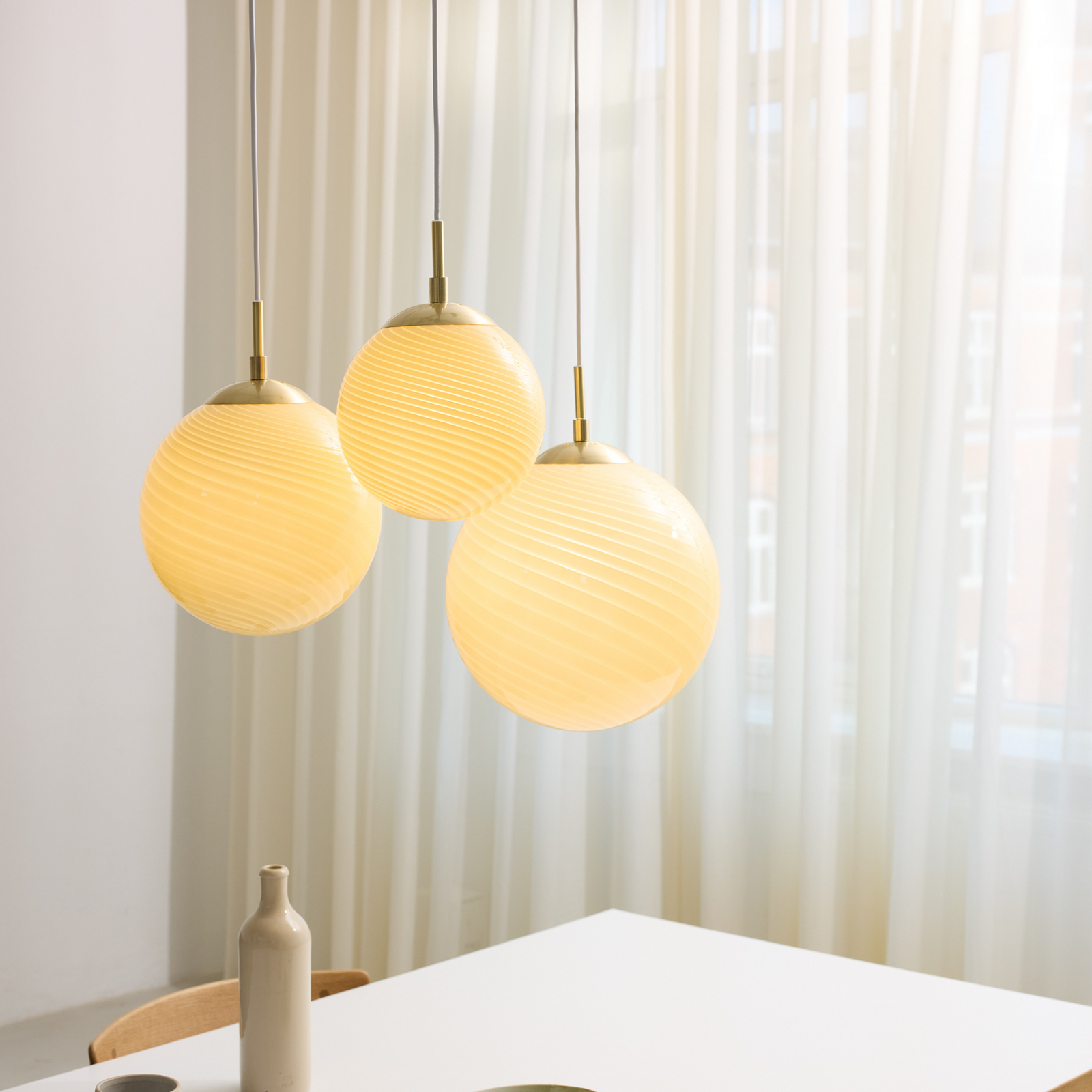 Candeeiro suspenso CANDY BALL creme/latão envelhecido Ø 20 cm - Halo Design