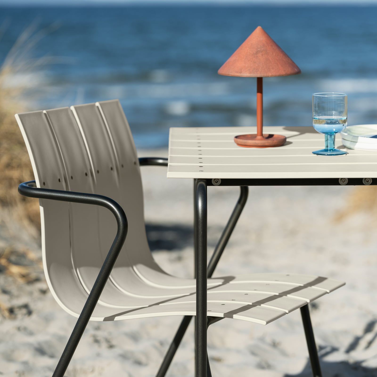 Chaise OCEAN, couleur sable, plastique, hauteur 81 cm - Mater
