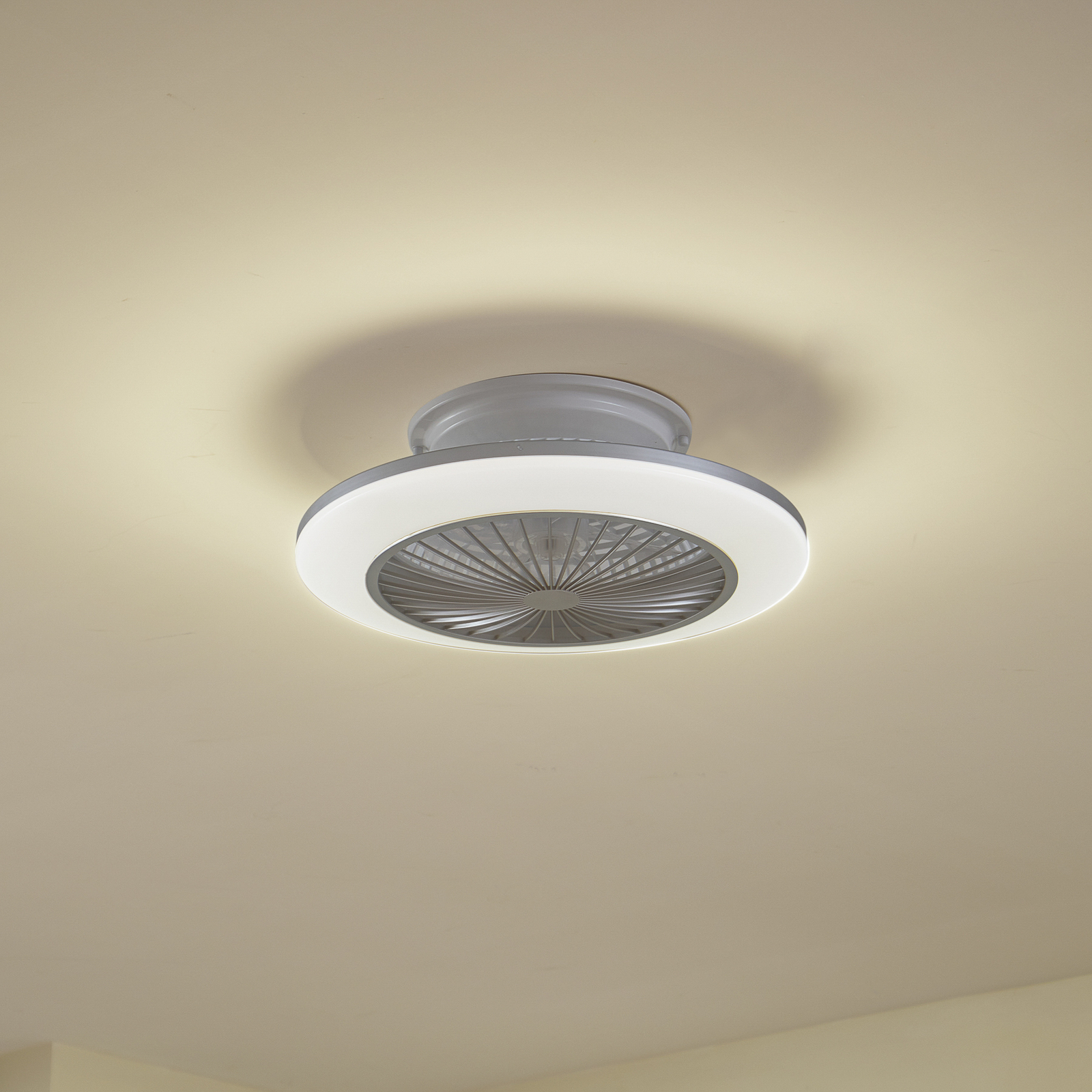 Lindby LED-loftventilator Mamuti, sølv, støjsvag, Ø 55 cm