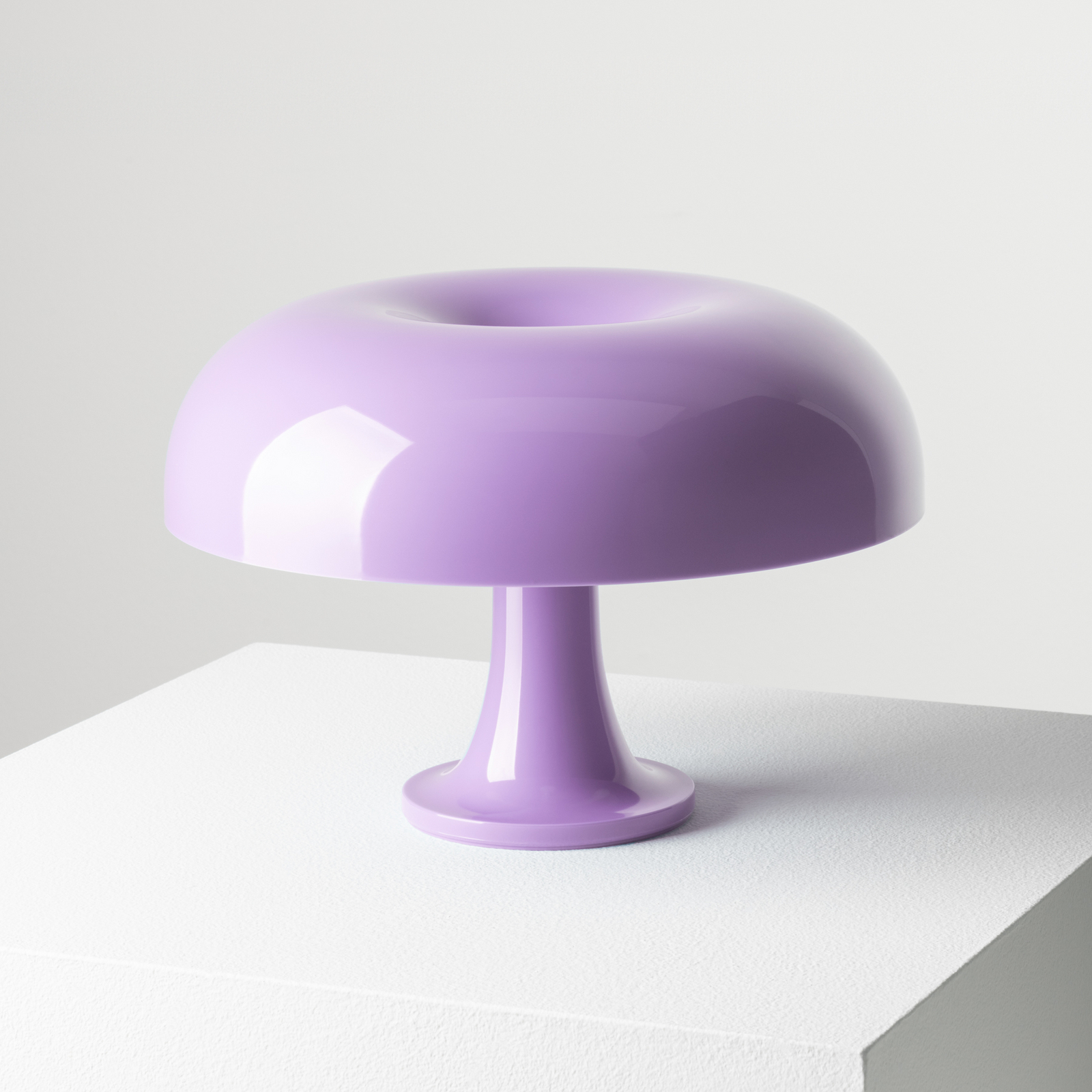 Nessino asztali világítás, lila, magasság 22 cm, E14 – Artemide Nessino asztali világítás, lila, magasság 22 cm, E14 – Artemide