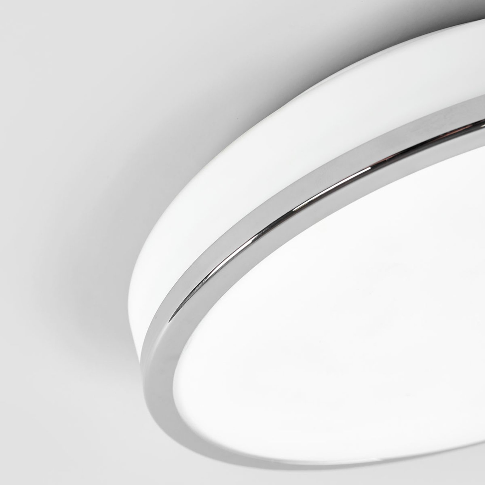 Кръгла LED лампа за таван Lyss с хромиран кант, IP44
