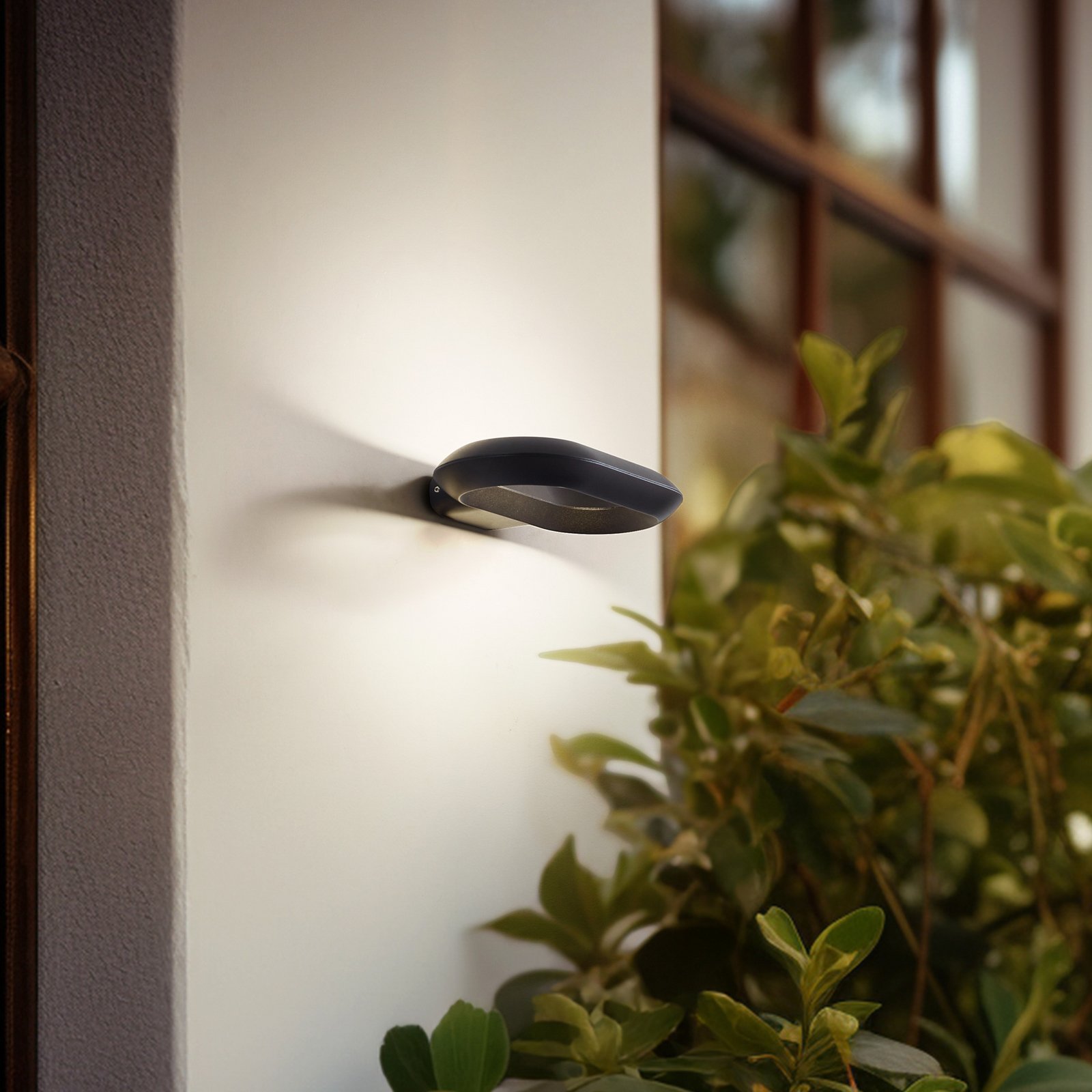 Lucande LED-Außenwandleuchte LOOP, schwarz, IP44, Metall