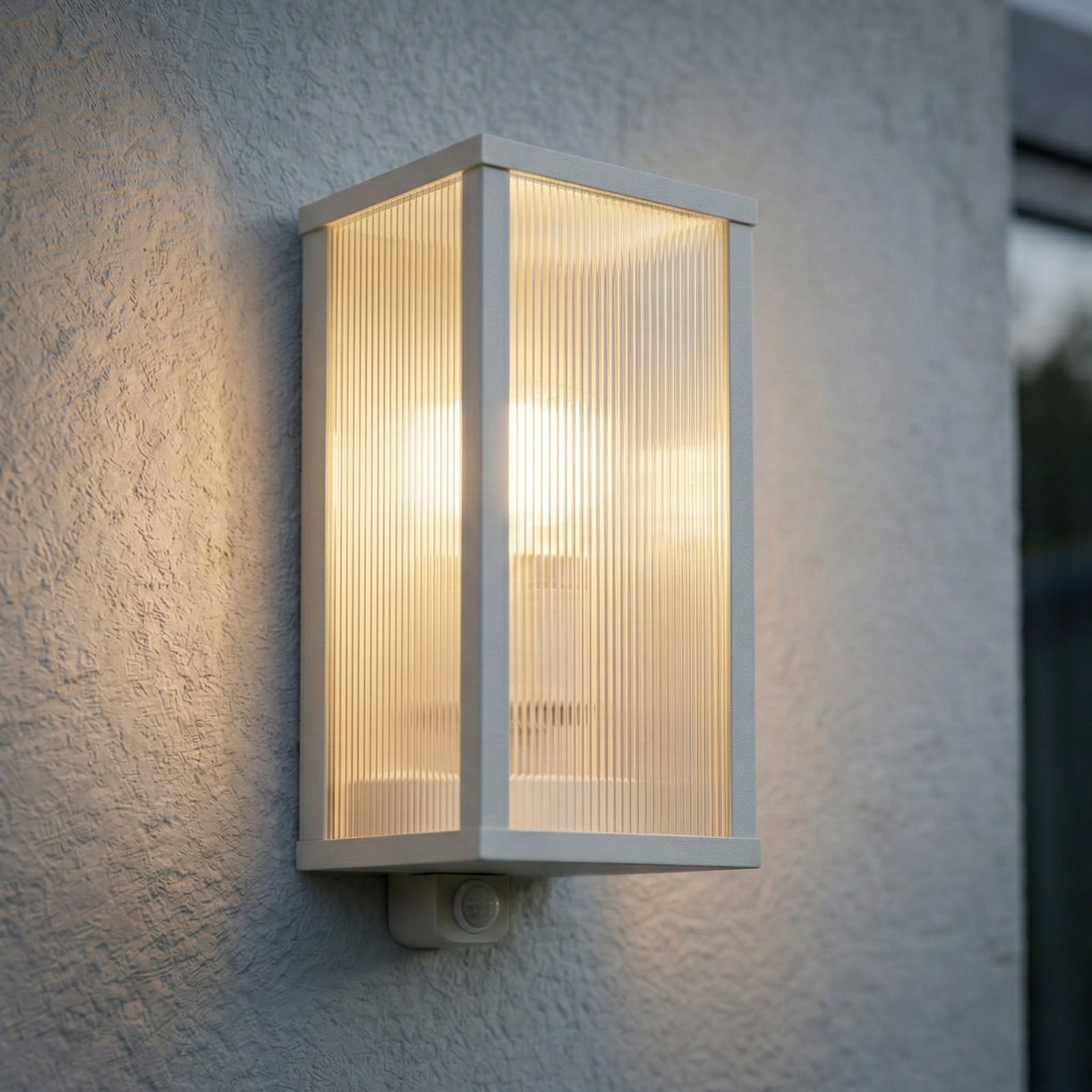 Peldar utomhusv&auml;gglampa, 26 cm, gr&aring;/r&auml;fflad, sensor, IP44 &ndash; Lindby - Terrass - Modern - Aluminium - Med en ljusk&auml;lla