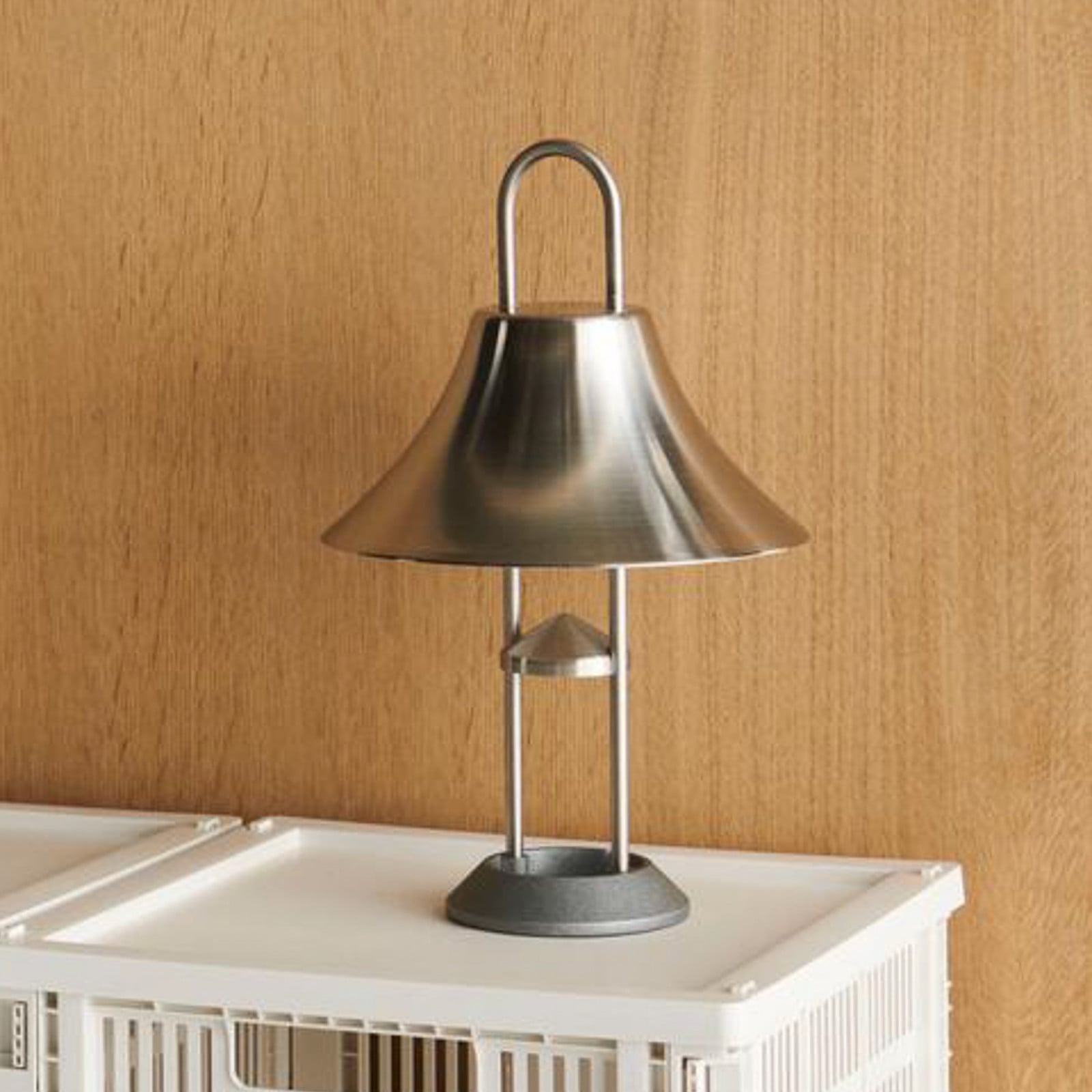 LED-batterilampa med karbinhake, st&aring;l, 31 cm, IP44 &ndash; HAY Mousqueton - Design - Metall - Med en ljusk&auml;lla