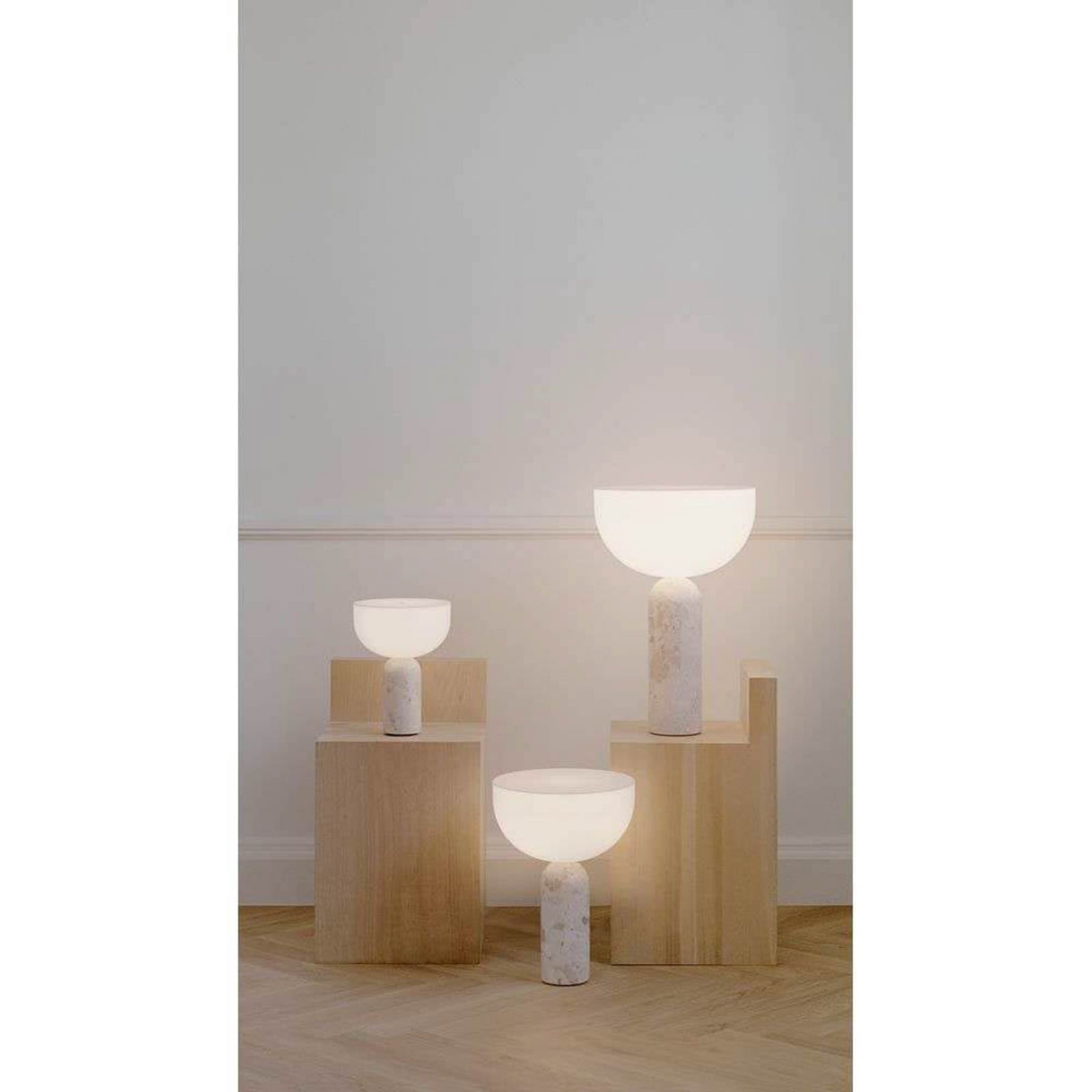 NEW WORKS LED namizna svetilka na baterije Kizu, bež, marmor, z možnostjo