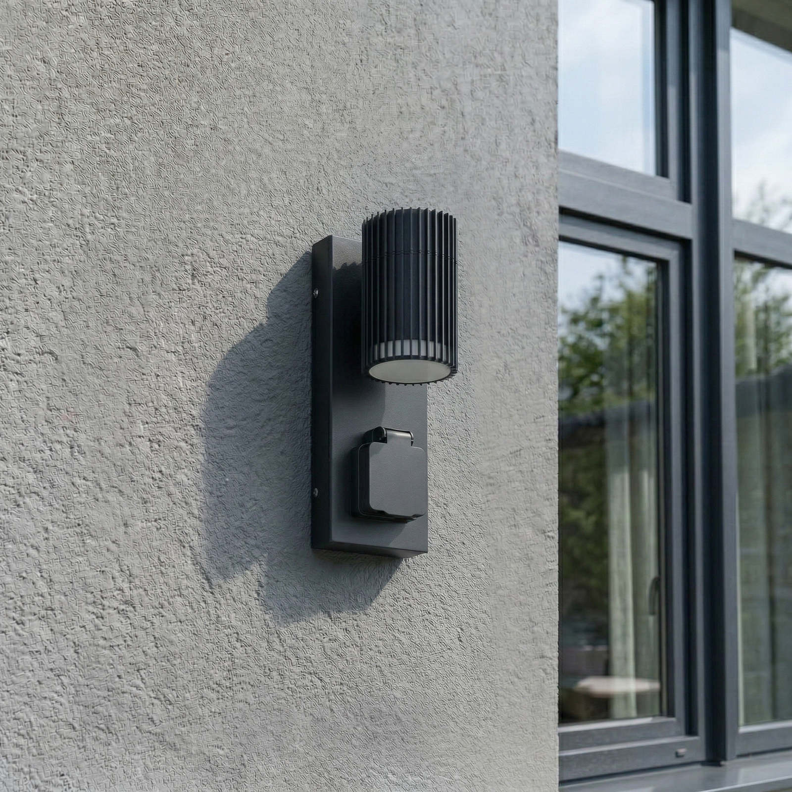 Enerio Außenwandleuchte, IP44, GU10, schwarz, Steckdose, Aluminium - Lindby