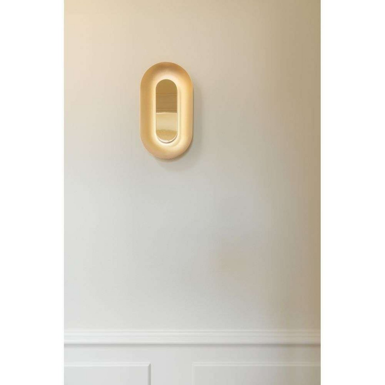 Nuura LED-seinävalaisin Sasi, korkeus 29 cm, messinkivärinen, metalli
