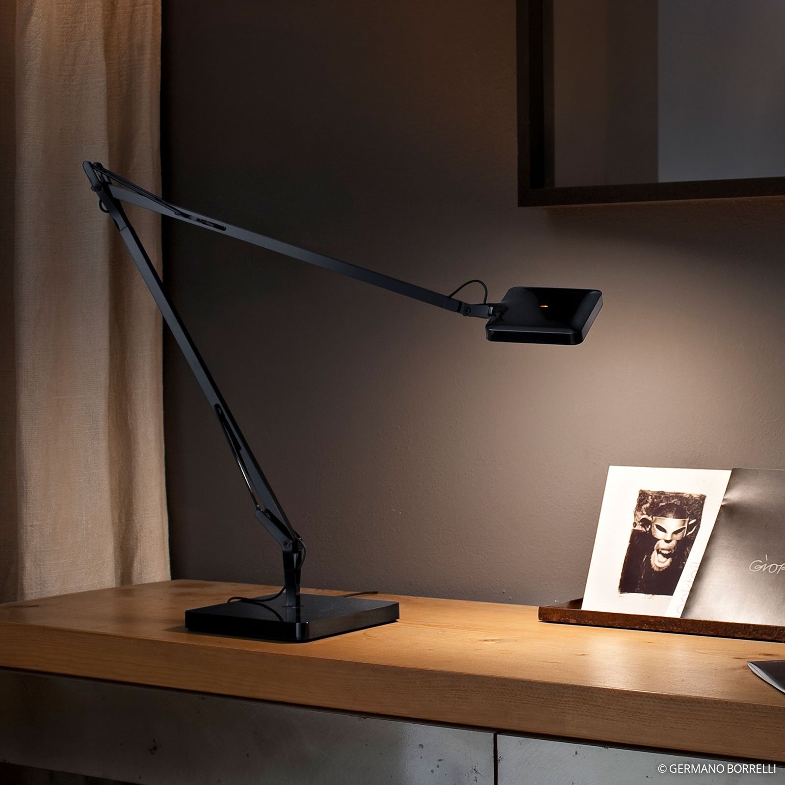 FLOS Kelvin LED table lamp in black