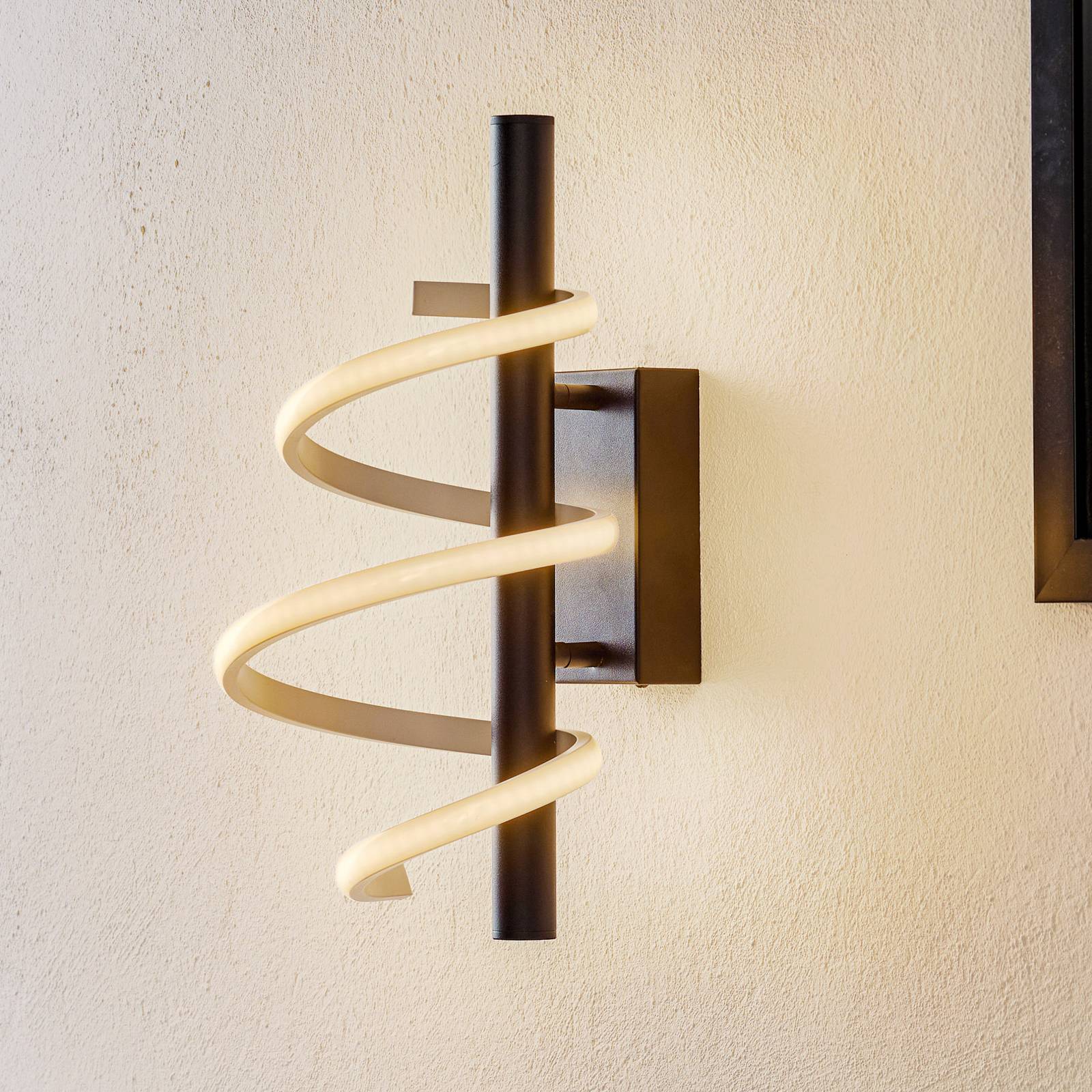 Lucande Kimri LED-Wandleuchte, Spiralform, 40 cm