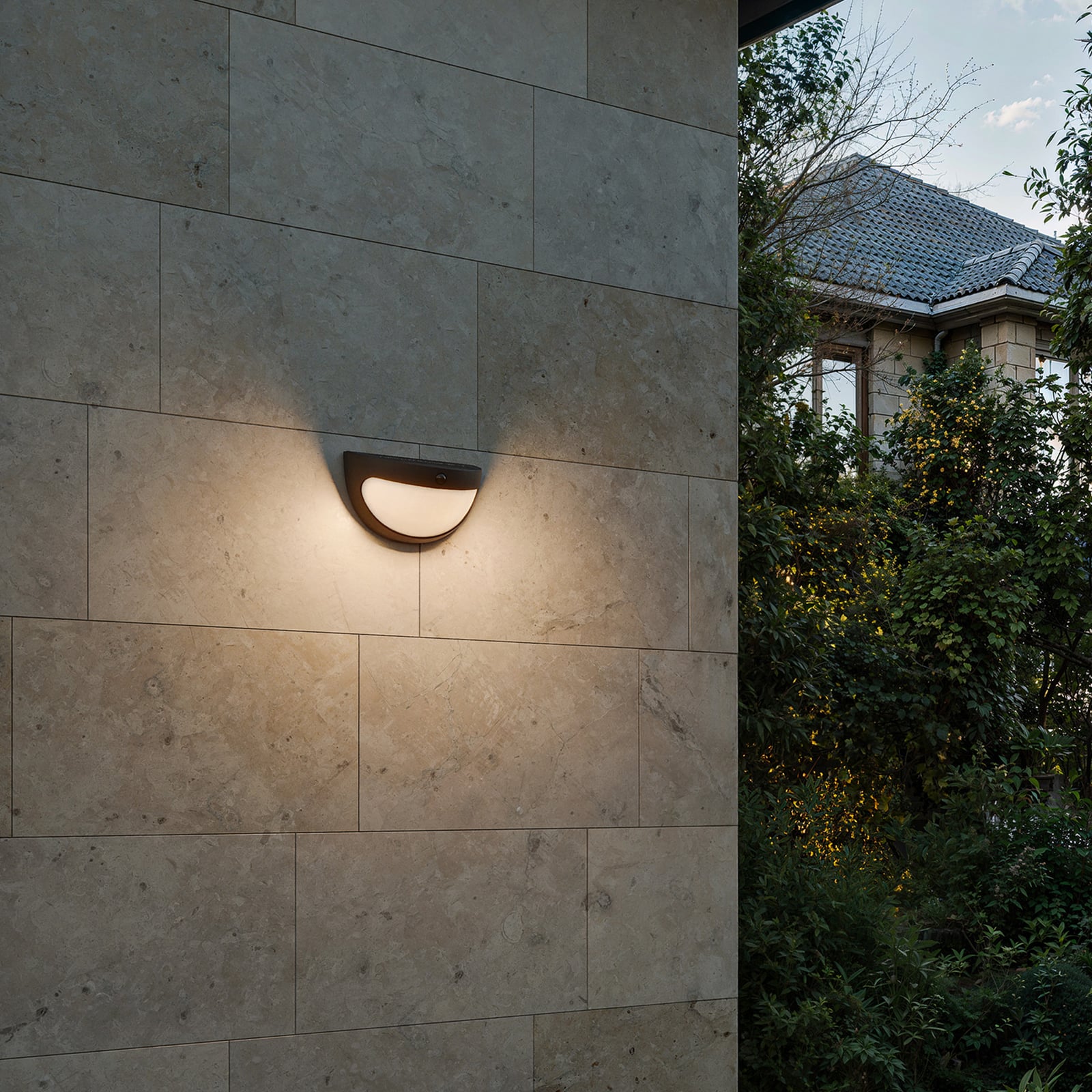 Philips LED-solarna stenska svetilka Swyn, črna, s senzorjem, IP44 Philips LED-solarna stenska svetilka Swyn, črna, s senzorjem, IP44