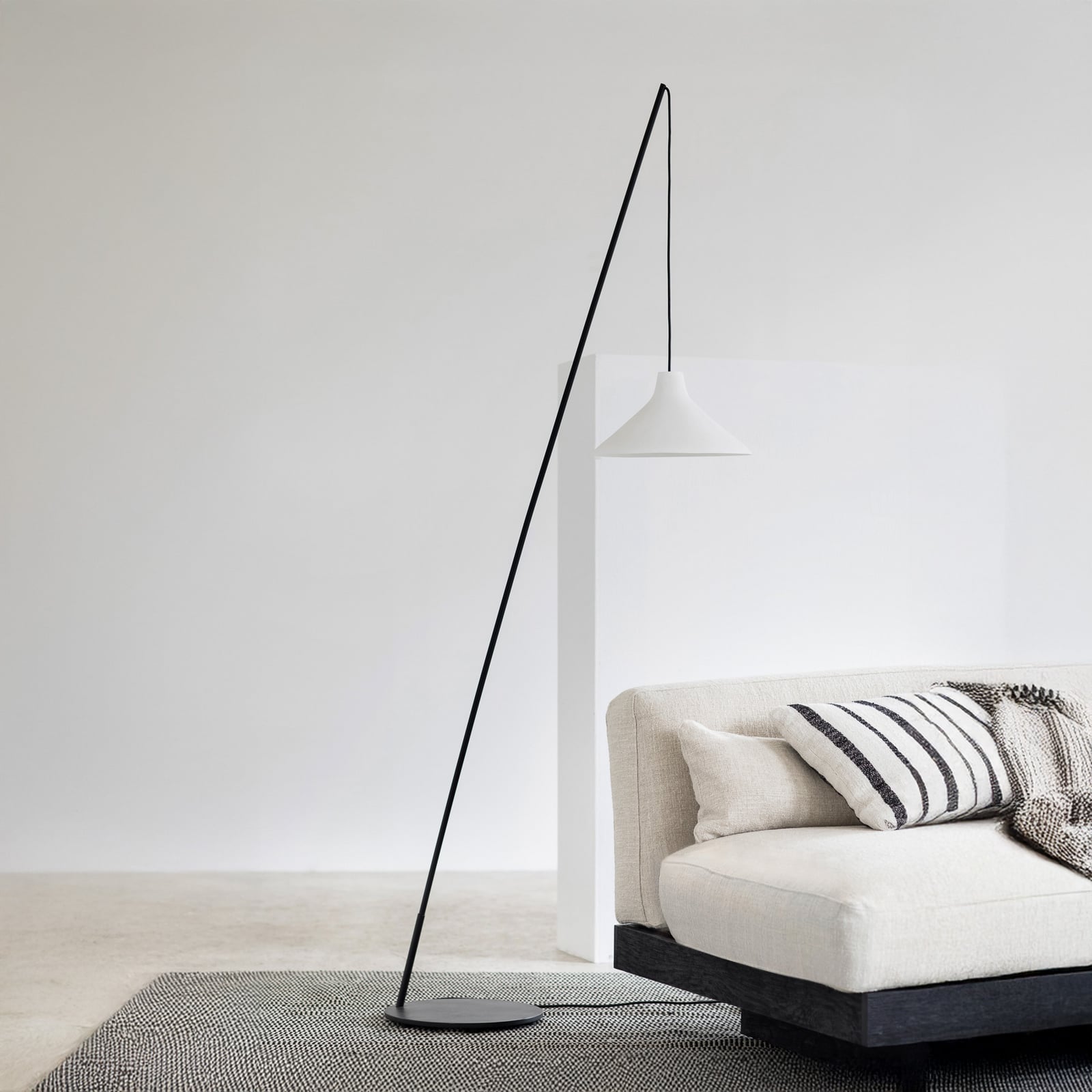 BLACK-WHITE SEAM gulvlampe, stål, porcelæn, E27, højde 196 cm – Serax