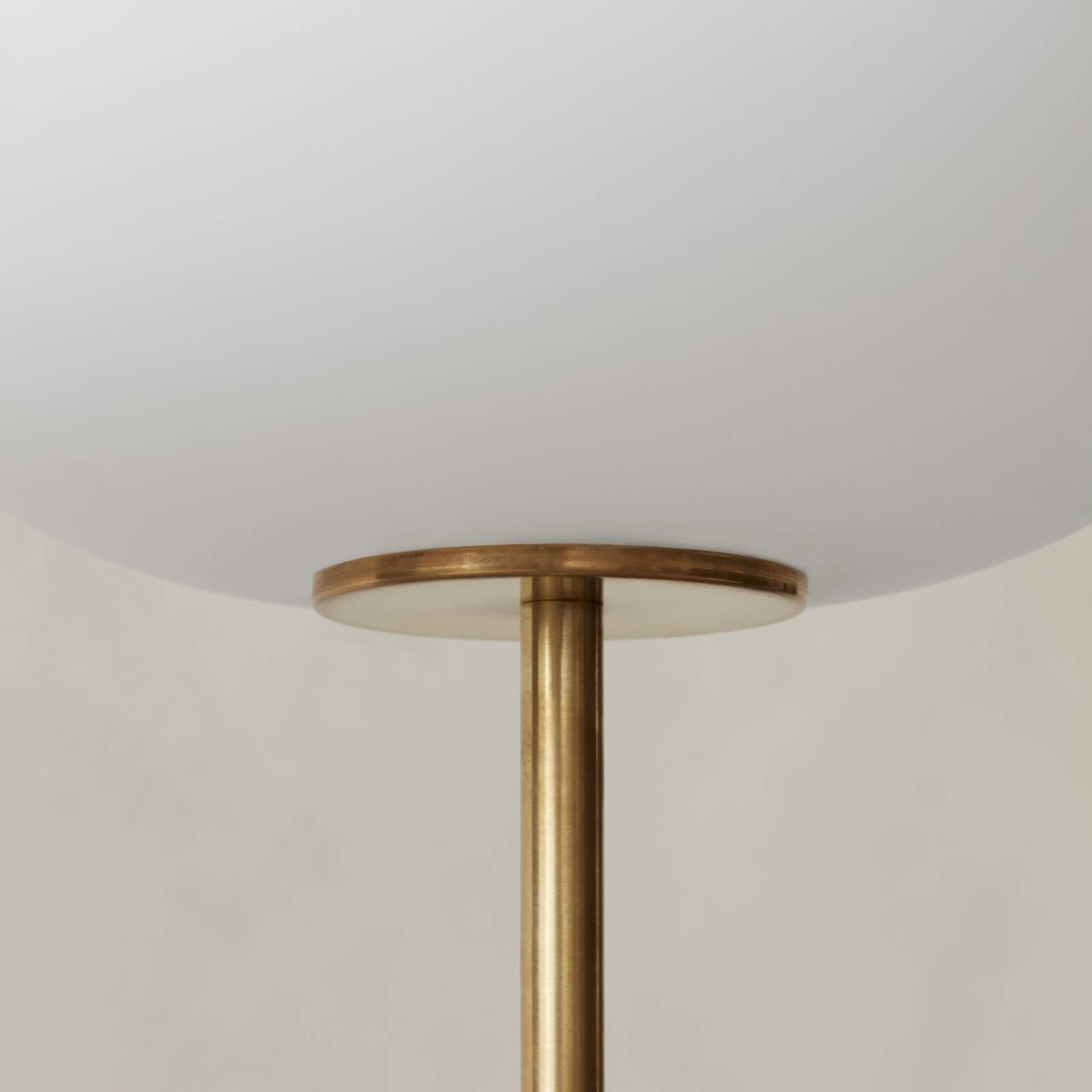 Audo Copenhagen Audo vloerlamp JWDA, messing/beige, travertijn, 130 cm, dimbaar.