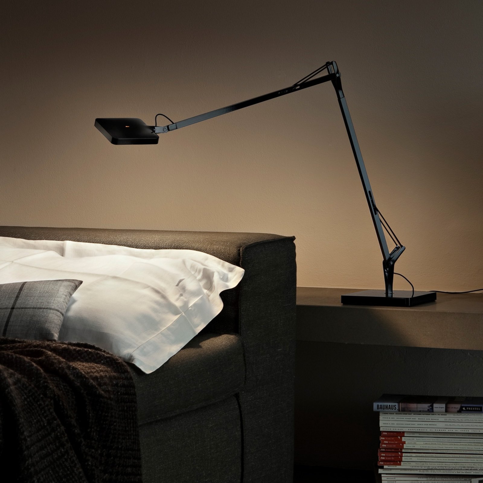 FLOS Kelvin - LED stolní lampa v antracitu