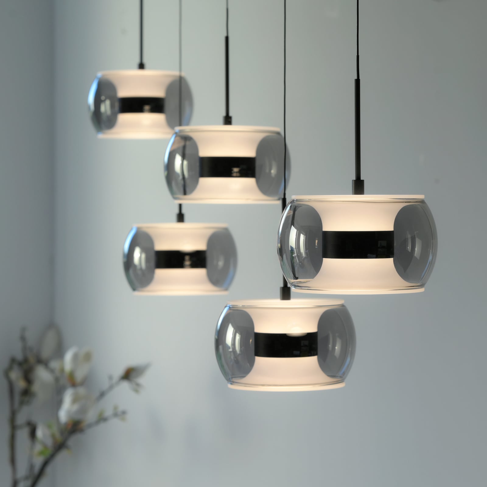 Fumea LED lógó lámpa, hossz: 119 cm, fekete/füstös üveg, CCT, 5 izzós Fumea LED lógó lámpa, hossz: 119 cm, fekete/füstös üveg, CCT, 5 izzós