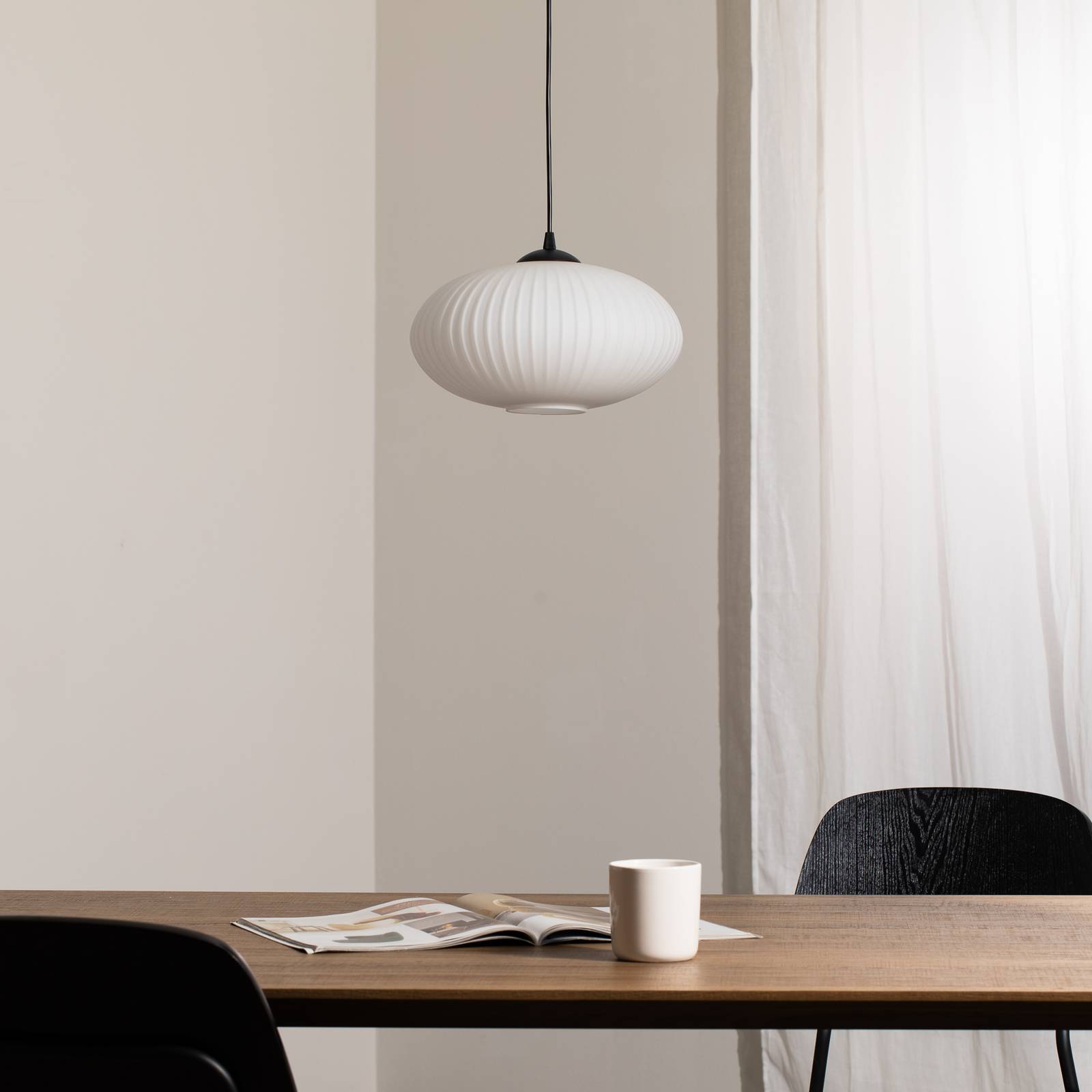 Lampa do jadalni Coco, Ø 30 cm, czarny/opal, szkło