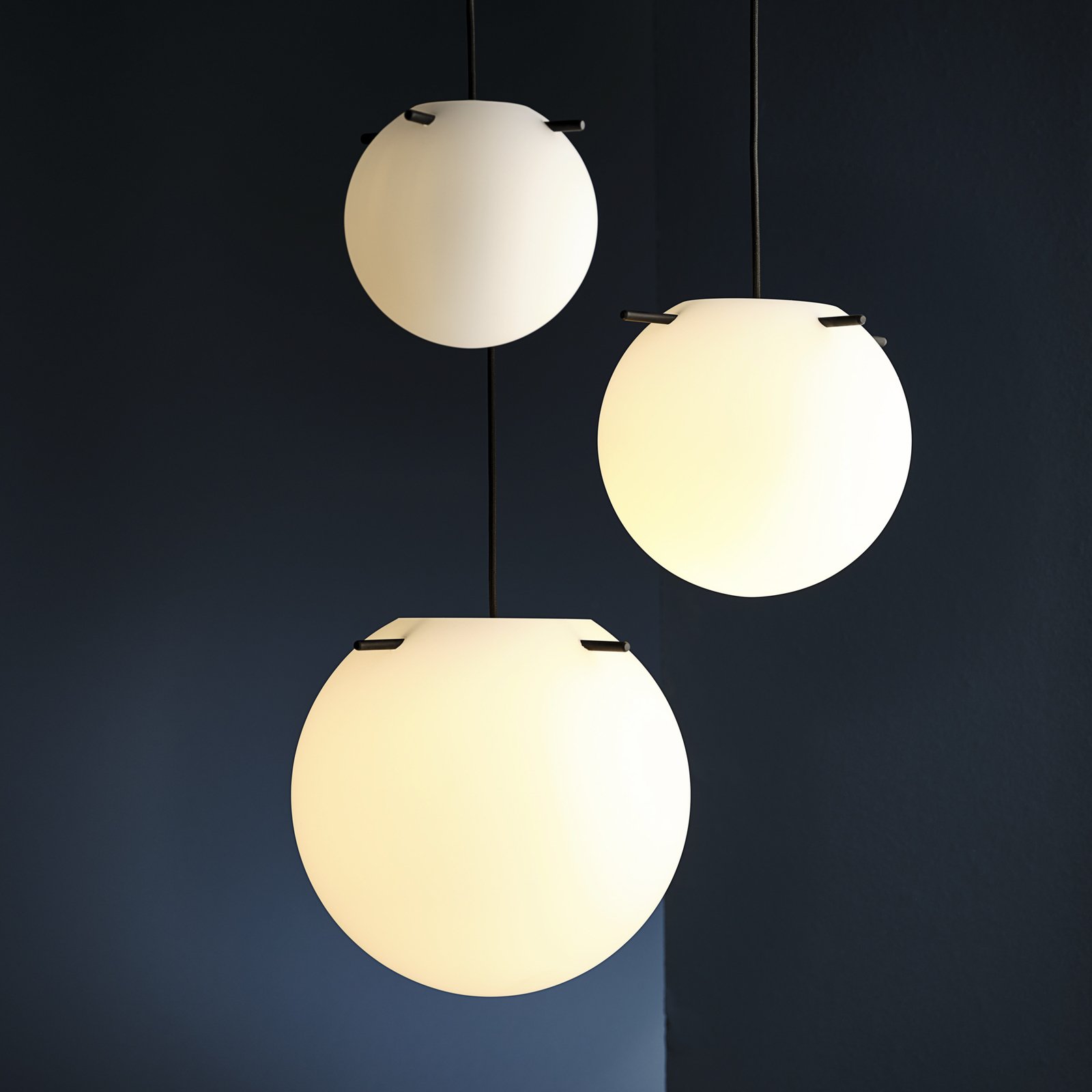 Koi Pendant Ø32 Opal White/Black - Frandsen