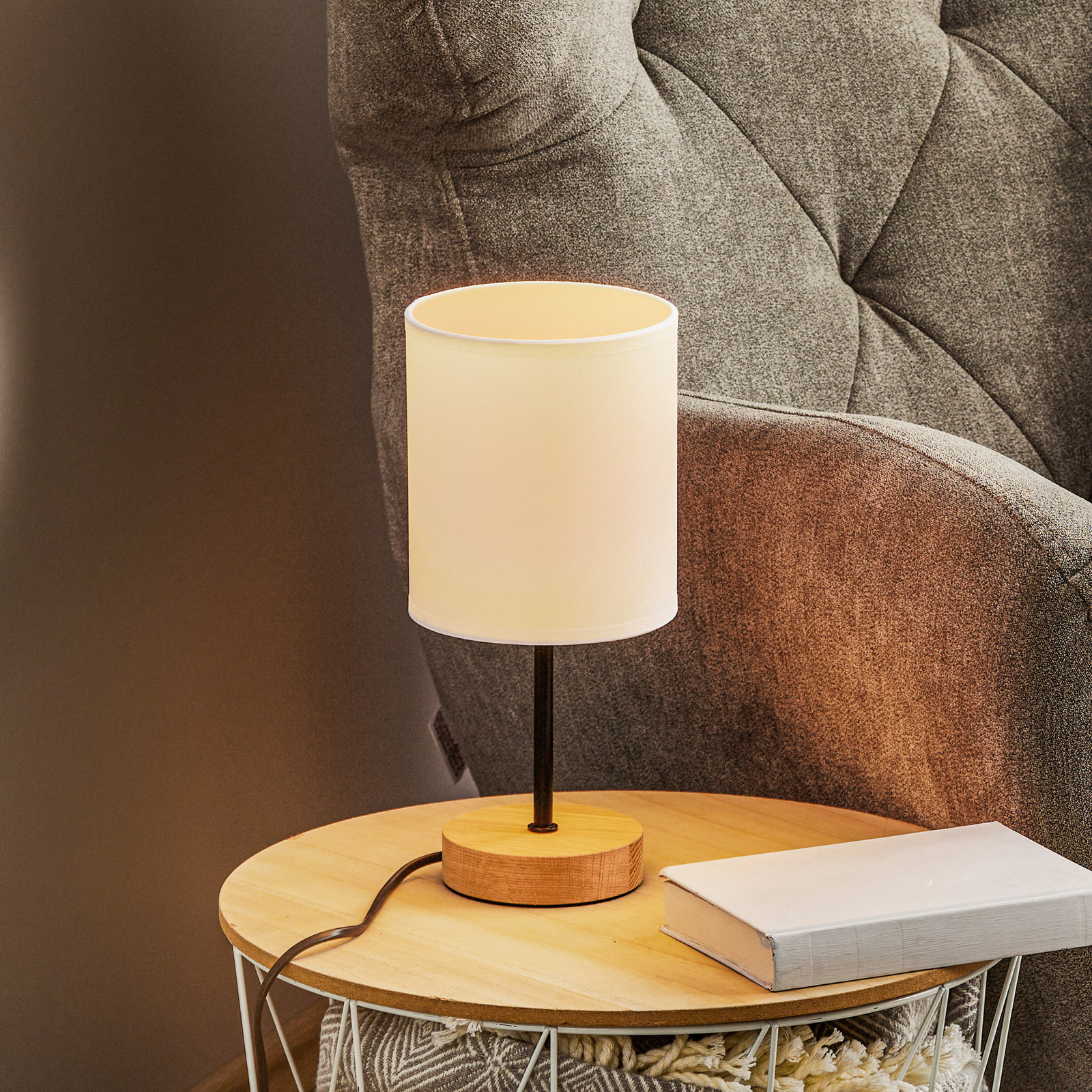 Lámpara de mesa Corralee, madera, tela blanca