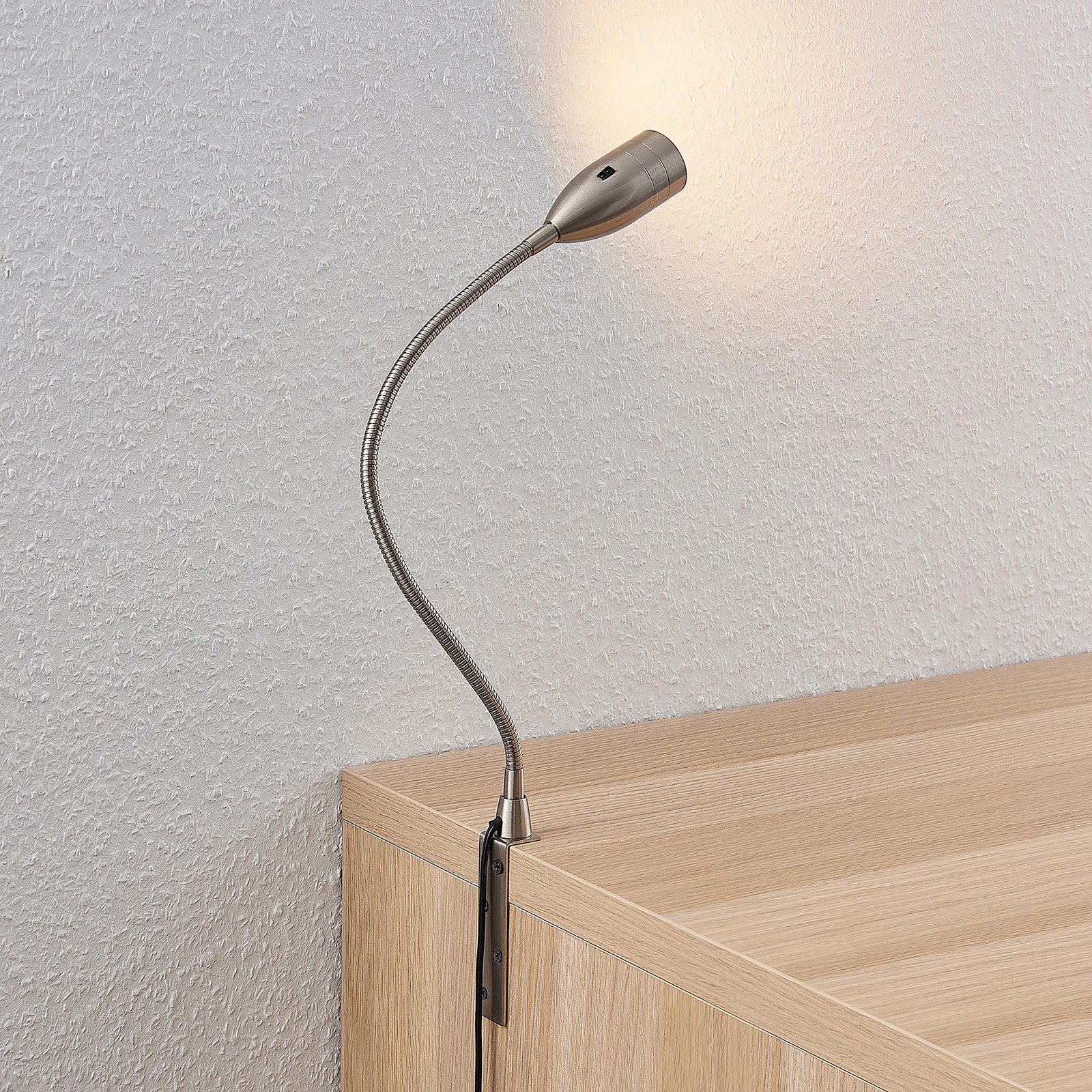 Lindby Ammara LED asztali lámpa, selyemf. nikkel