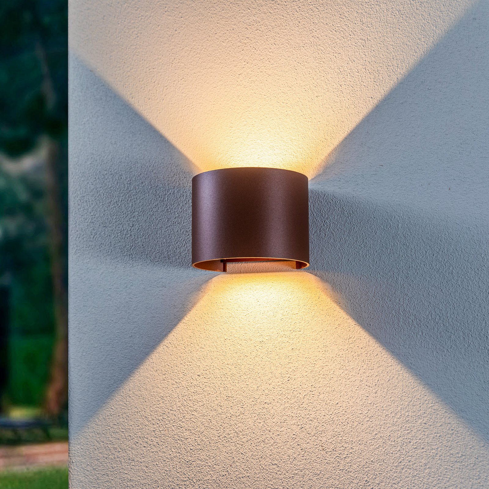 Lindby LED external wall light Nivar, round, rust brown, metal