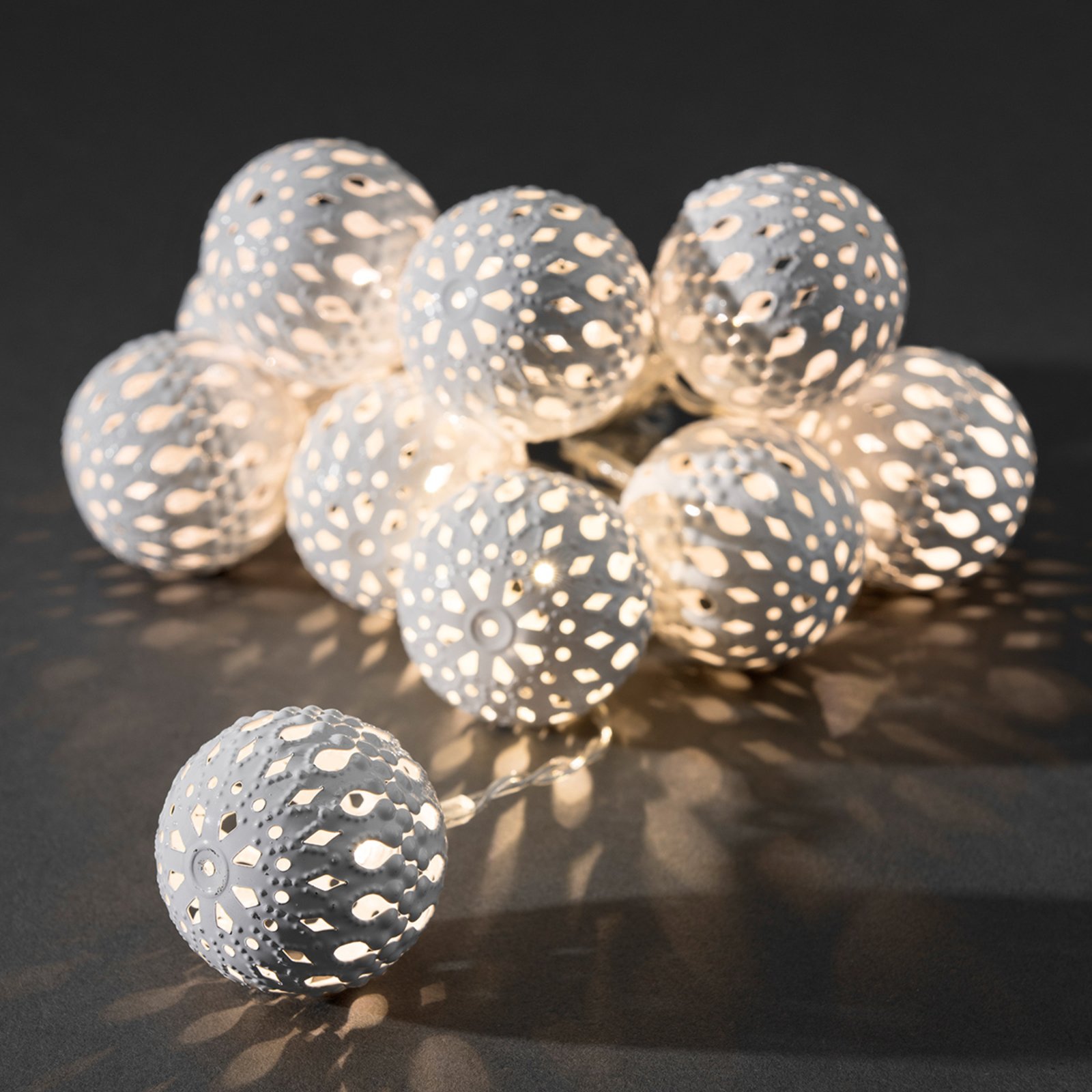 Zehnflammige LED-Lichterkette Metallkugel weiß
