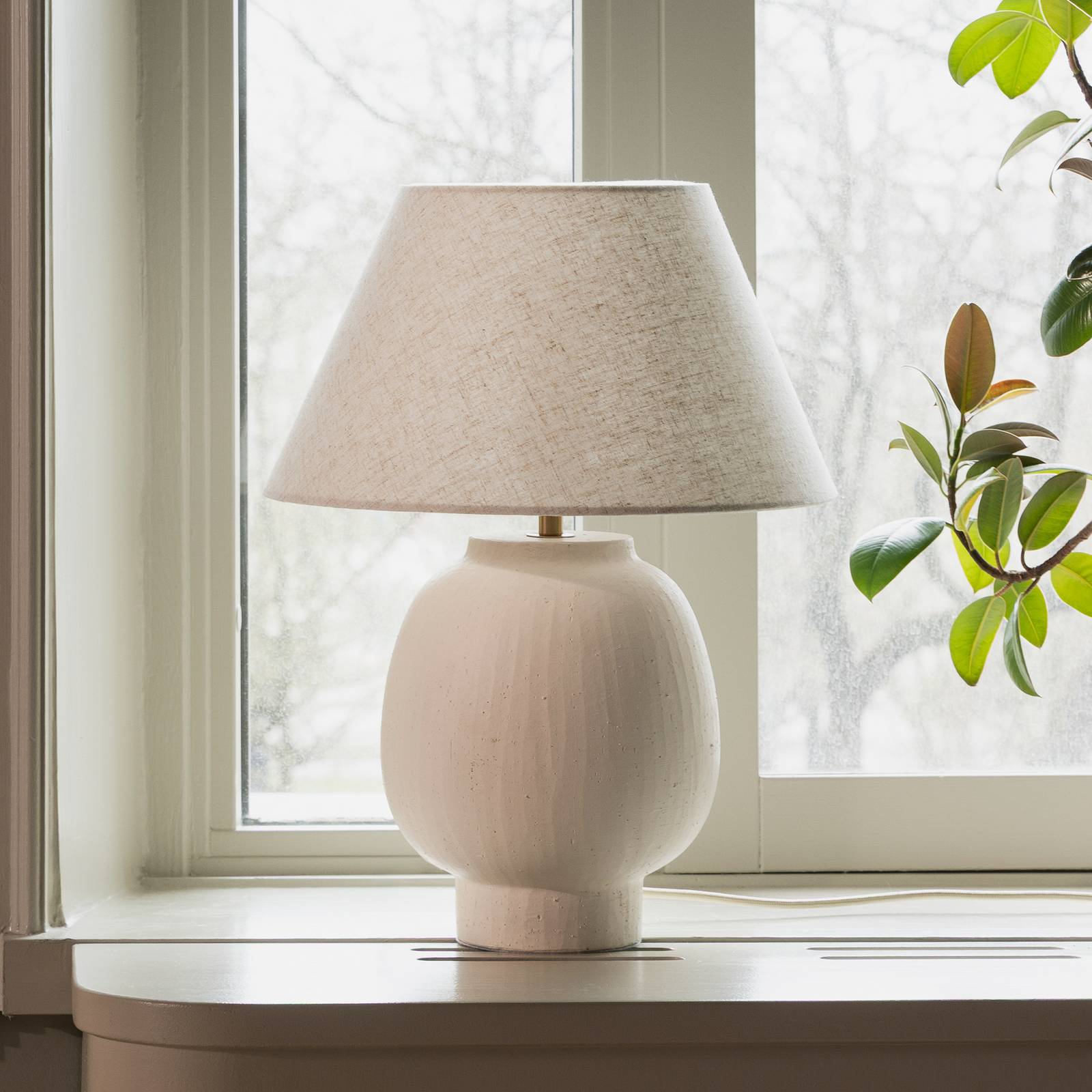 Lampa stołowa Lorenzo marki Globen Lighting, beżowa, wysokość 46 cm, ceramika