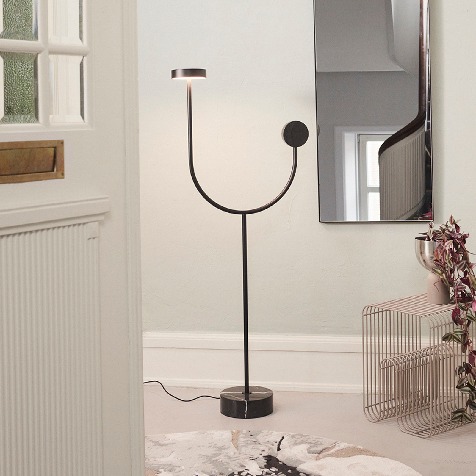 AYTM LED-golvlampa Grasil, svart, marmor, höjd 127 cm