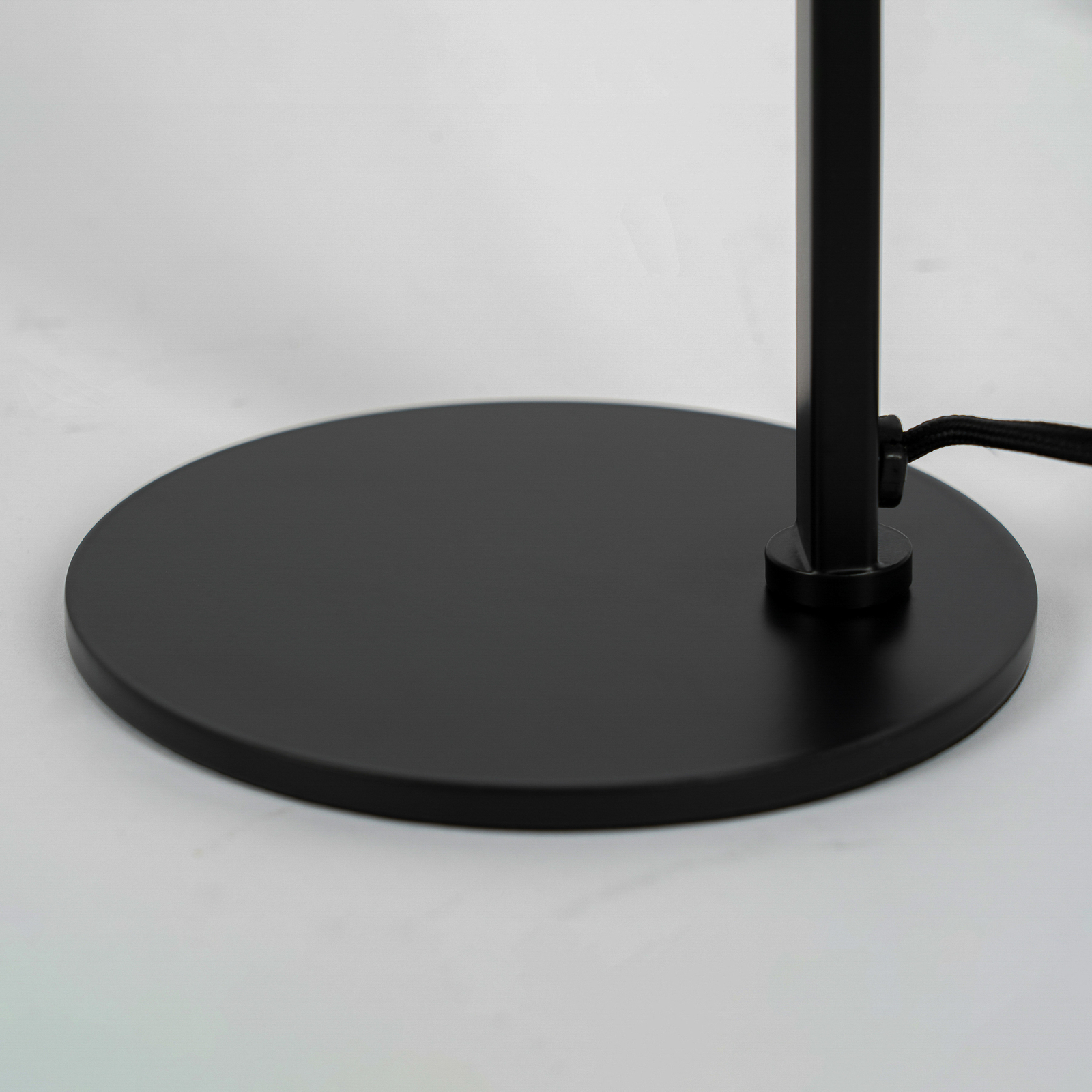 Lucande Servan lámpara de mesa de hierro negro
