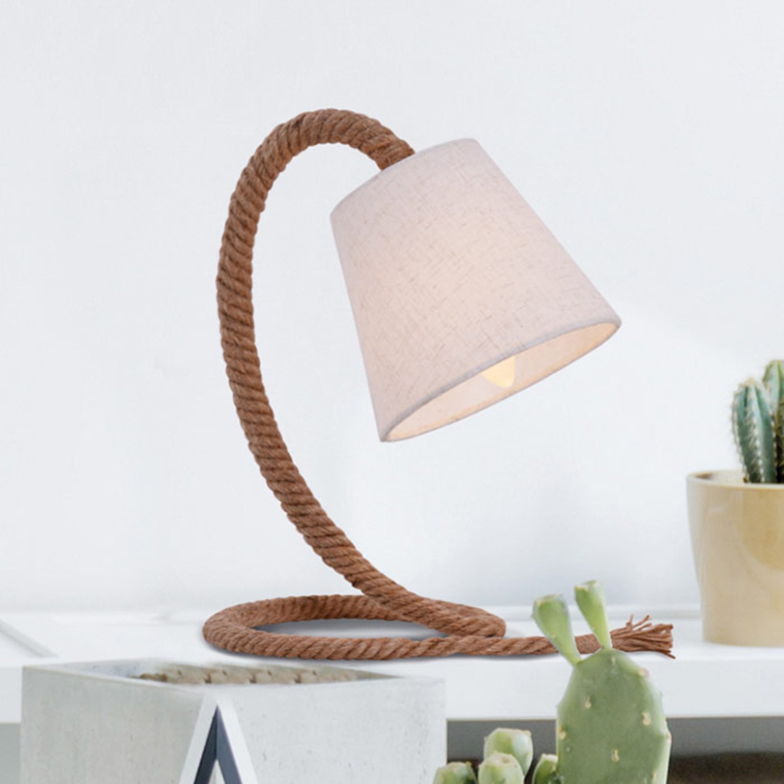 Въжена настолна лампа с текстилен абажур и естествено въже
