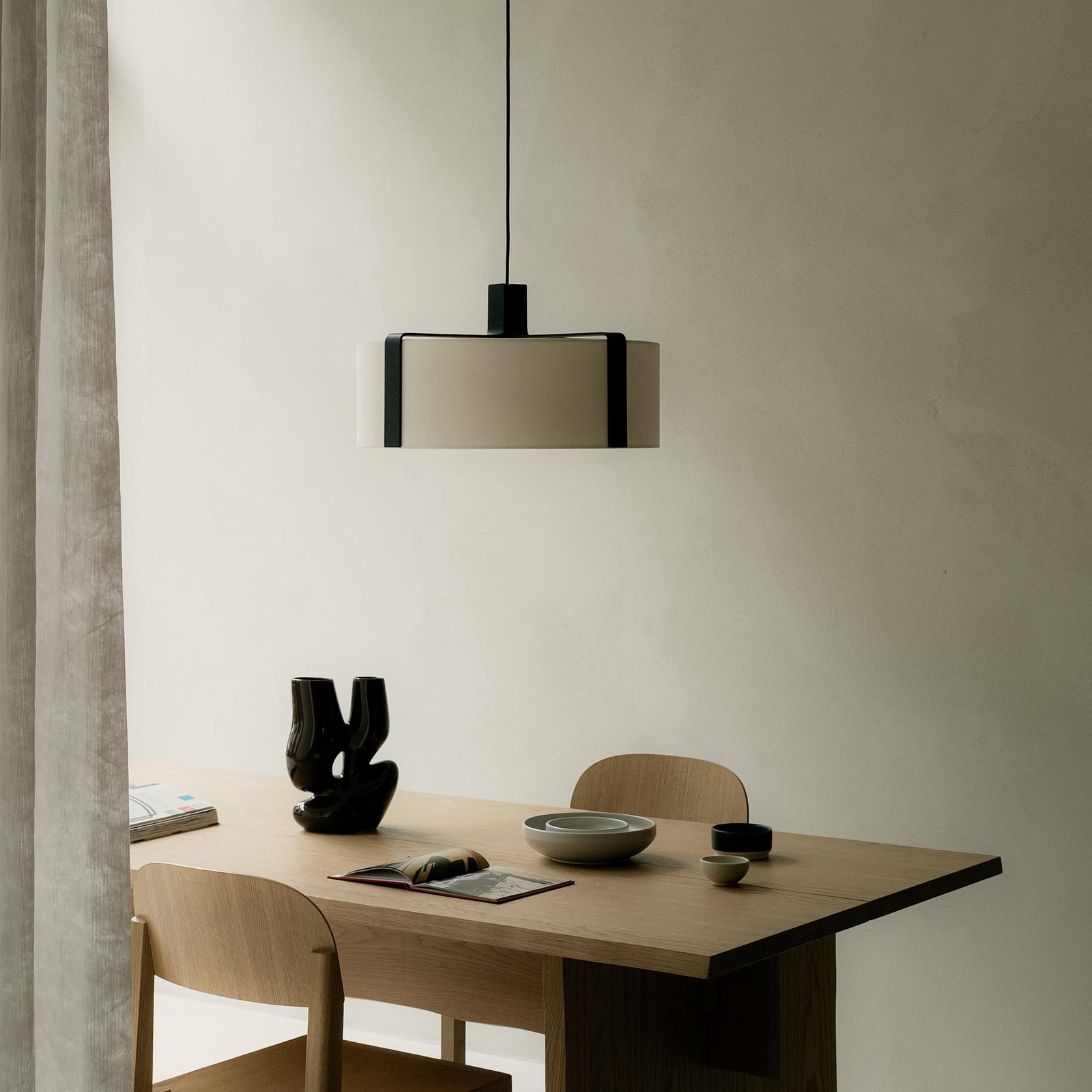 OKOLO lógó lámpa, fekete, Ø47 cm, fém/textil, E27-LED – GRUPA OKOLO lógó lámpa, fekete, Ø47 cm, fém/textil, E27-LED – GRUPA