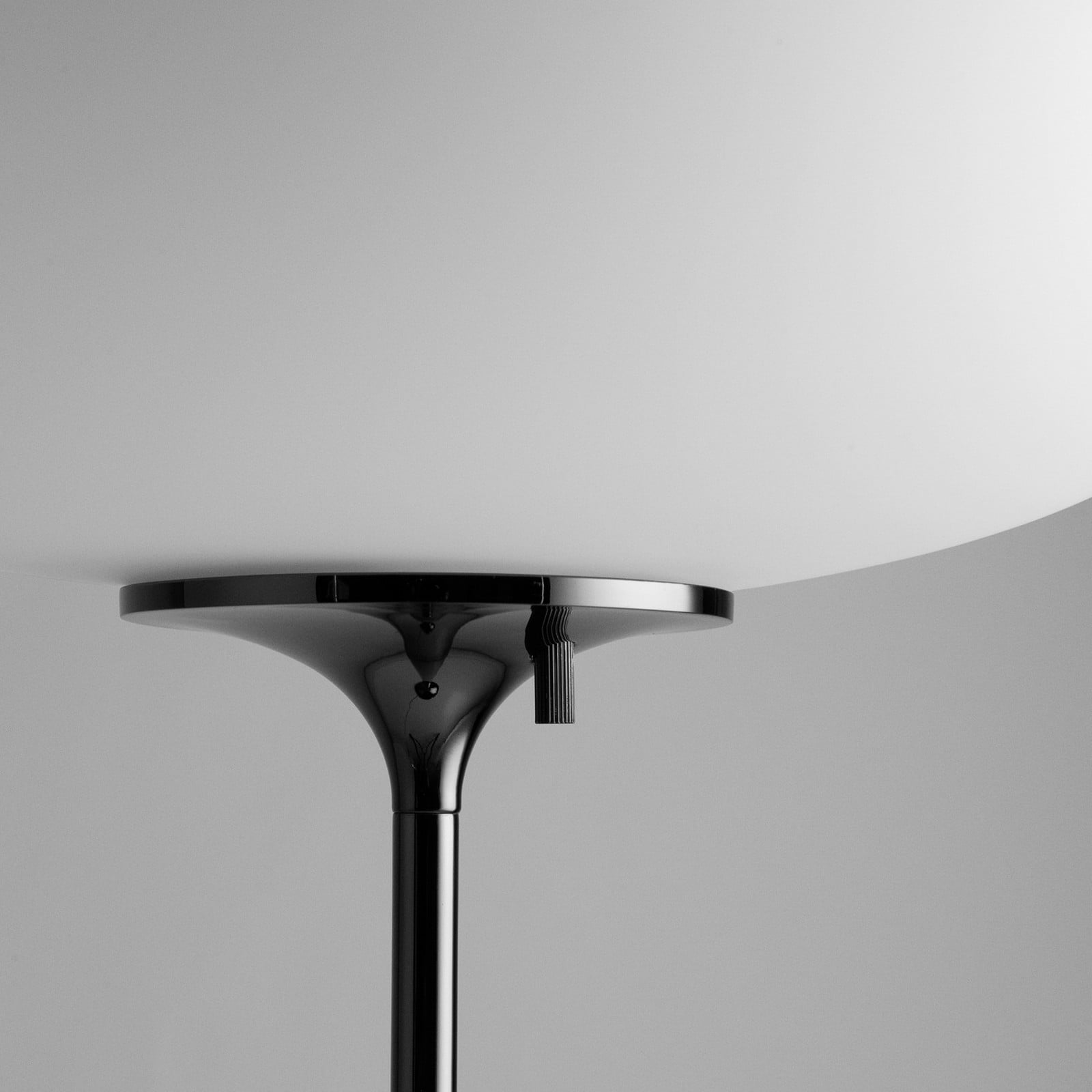 Lampadar Gubi Stemlite negru-crom înălțime 110 cm dimabil - Camera de zi / sufragerie - Design - negru-crom alb opal - Metal