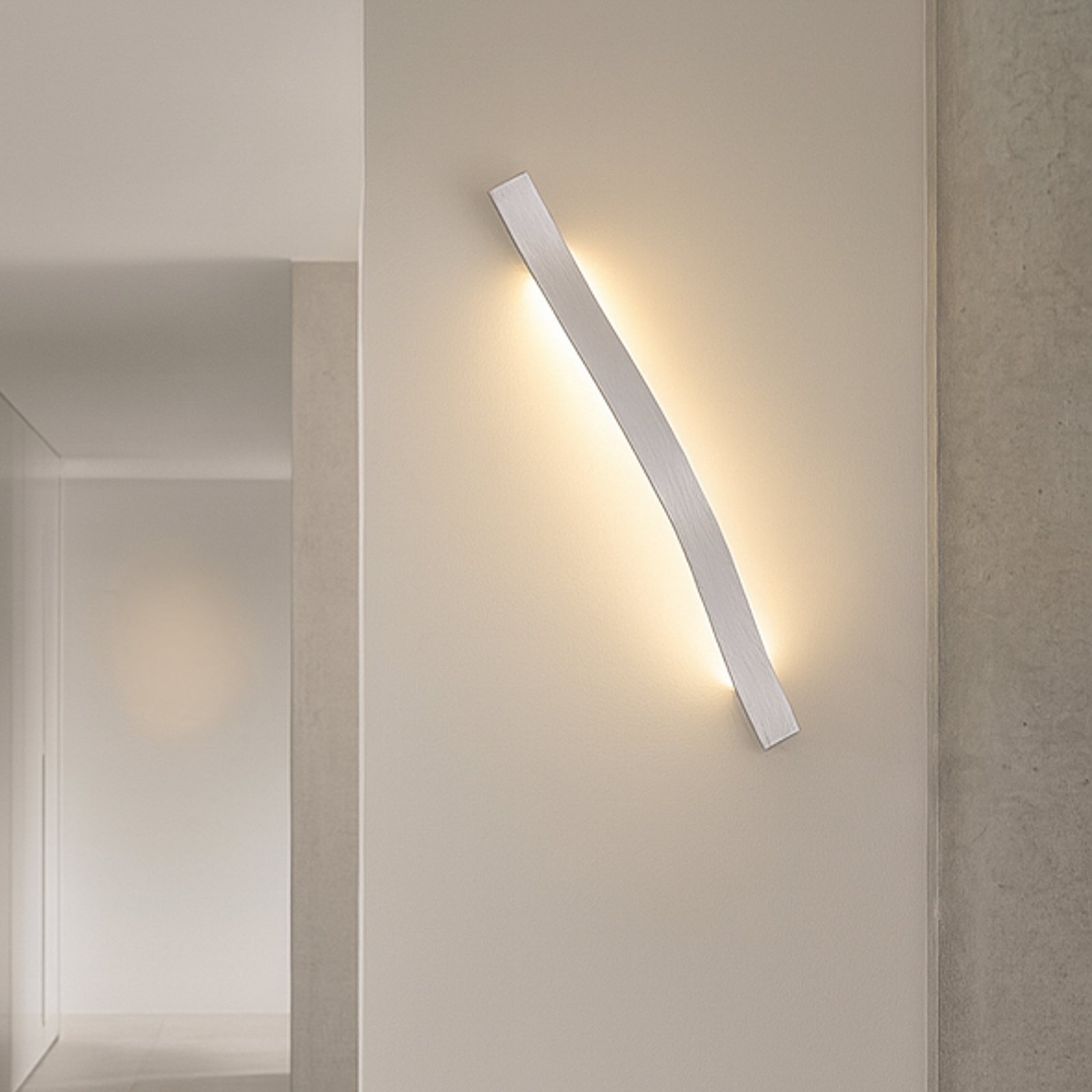 Lindby LED nástěnné světlo Alvon, stříbrné, výška 50 cm, kov
