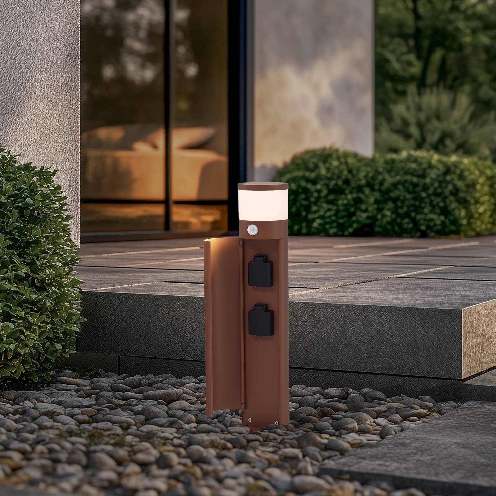 Lampa cokołowa Lucande Corban, rdza, czujnik, gniazda, IP44