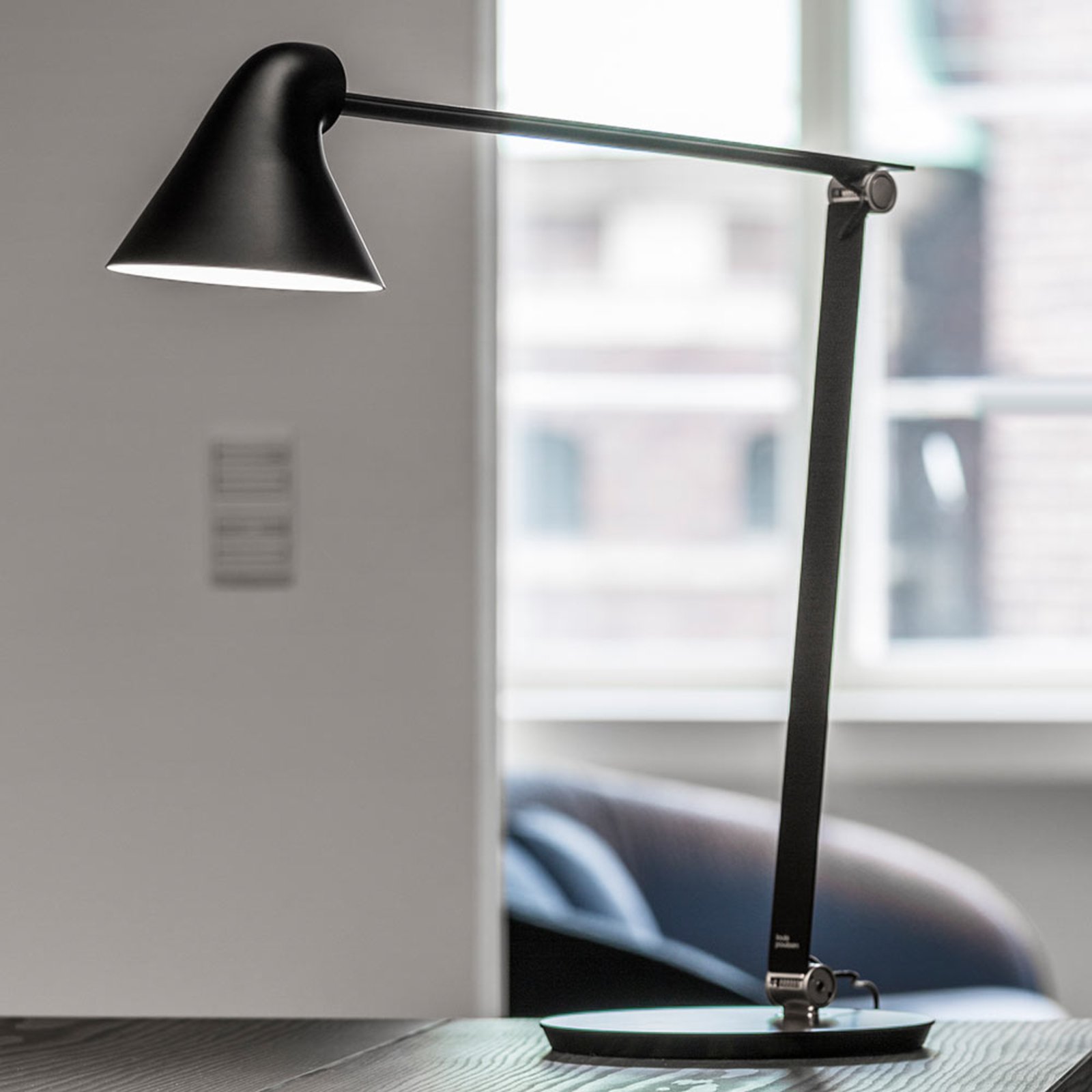 NJP Bordslampa m/Fot 2700K Svart - Louis Poulsen