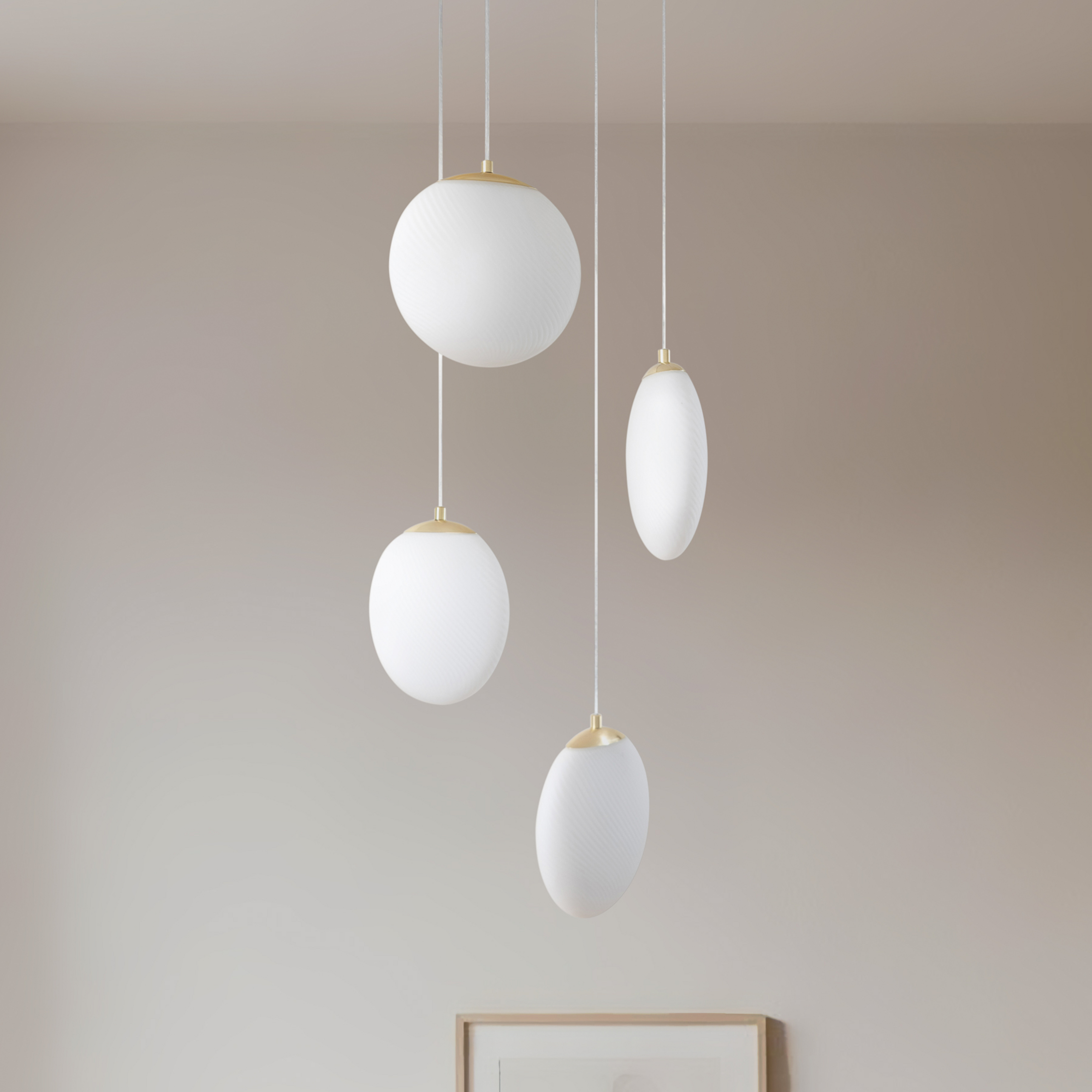 Lucande Hängeleuchte Lunelle, messing, Glas, 4-flg., Ø 40 cm