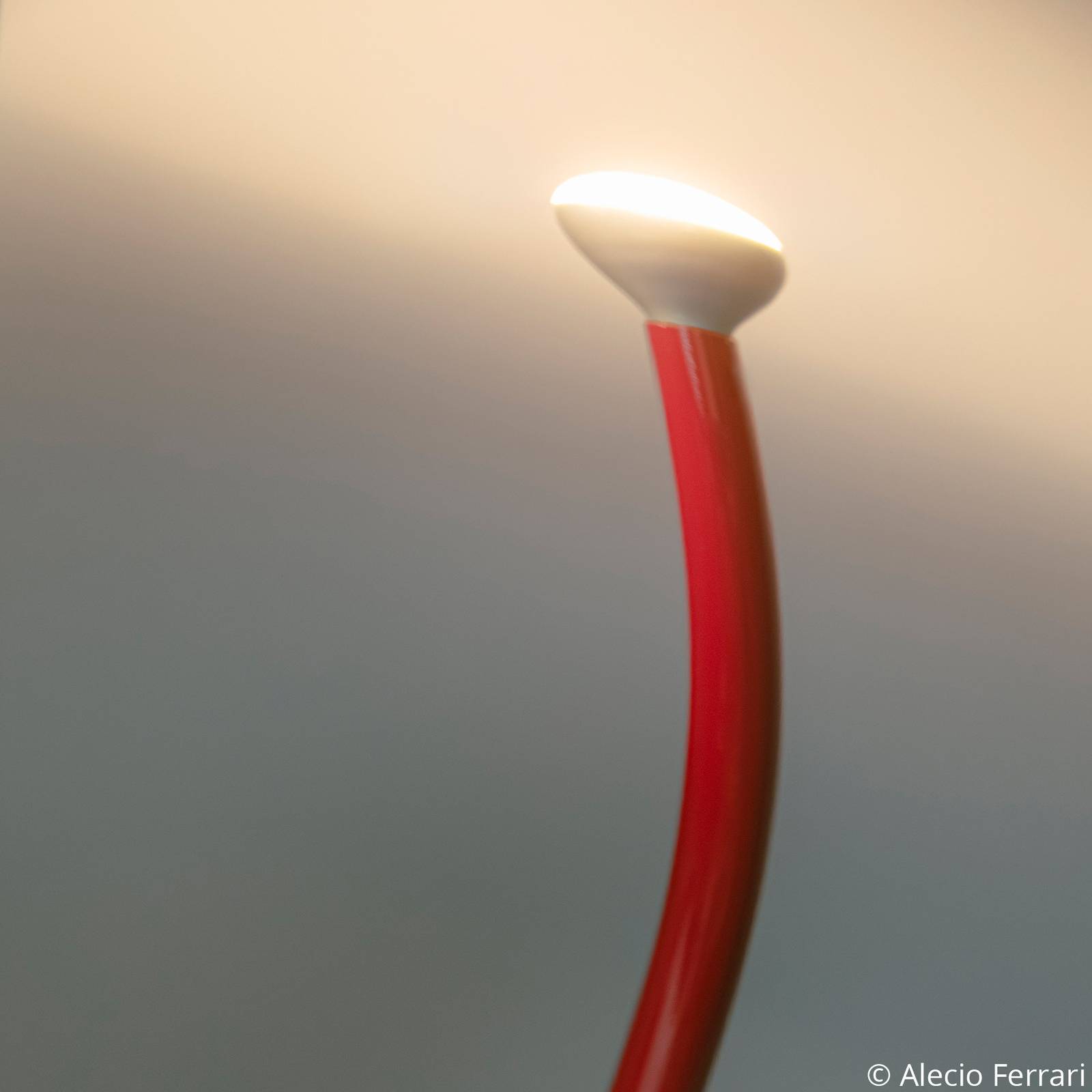Lampa stojąca FLOS Luminator, czerwona, wysokość 189 cm, metal