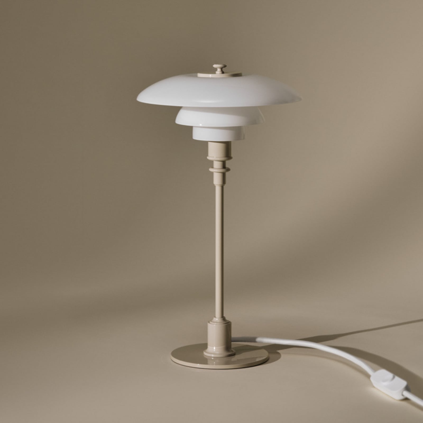PH 2/1 pöytälamppu, kiiltävä beige, Ø 20 cm – Louis Poulsen PH 2/1 pöytälamppu, kiiltävä beige, Ø 20 cm – Louis Poulsen