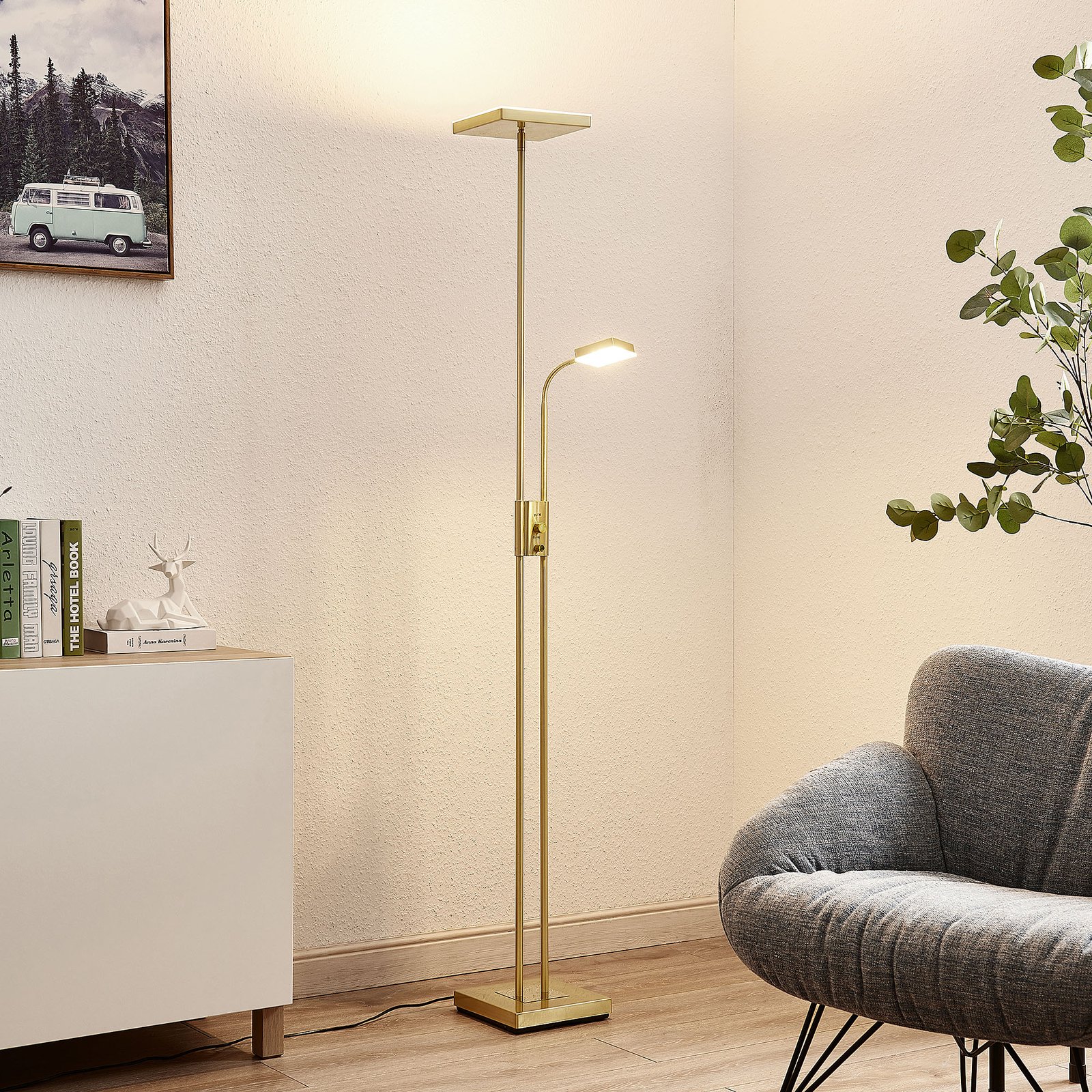Lindby Seppa LED stojaca lampa, hranatá, mosadz