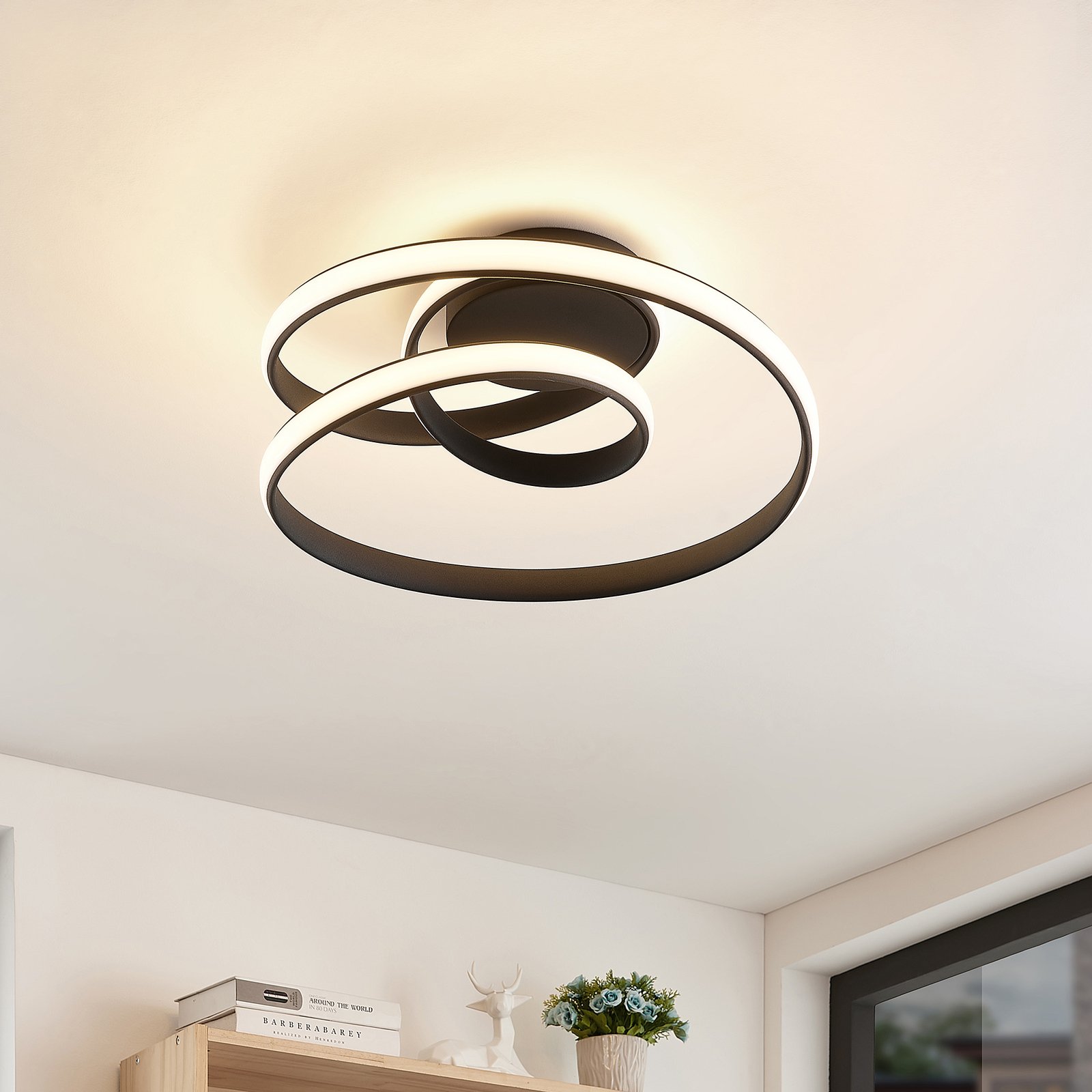 Lucande Sakina-LED-taklampe, sandsvart